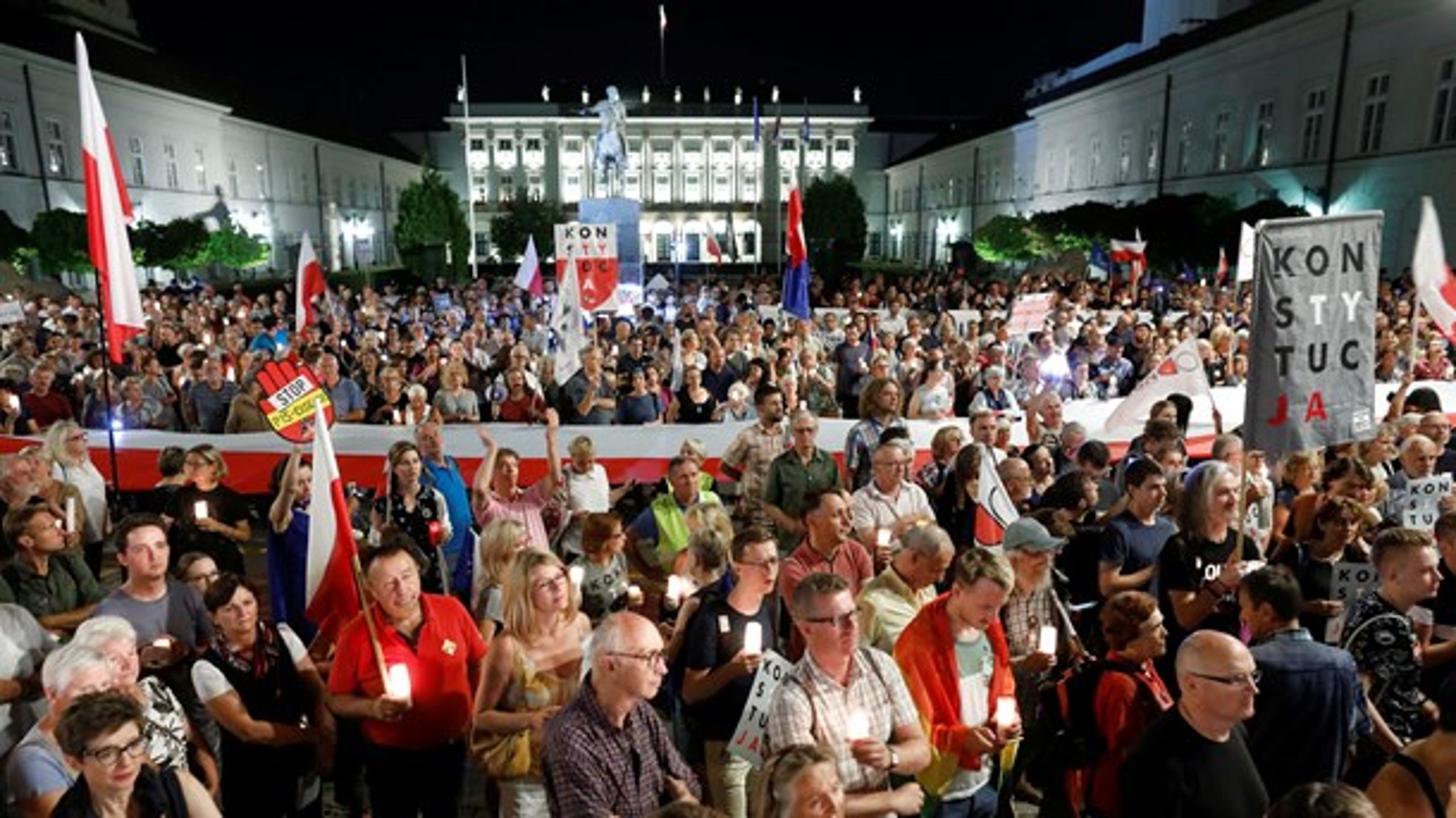 Polakker demonstrerer mod de gennemgribende reformer, som landets regering har foretaget af retsvæsenet.