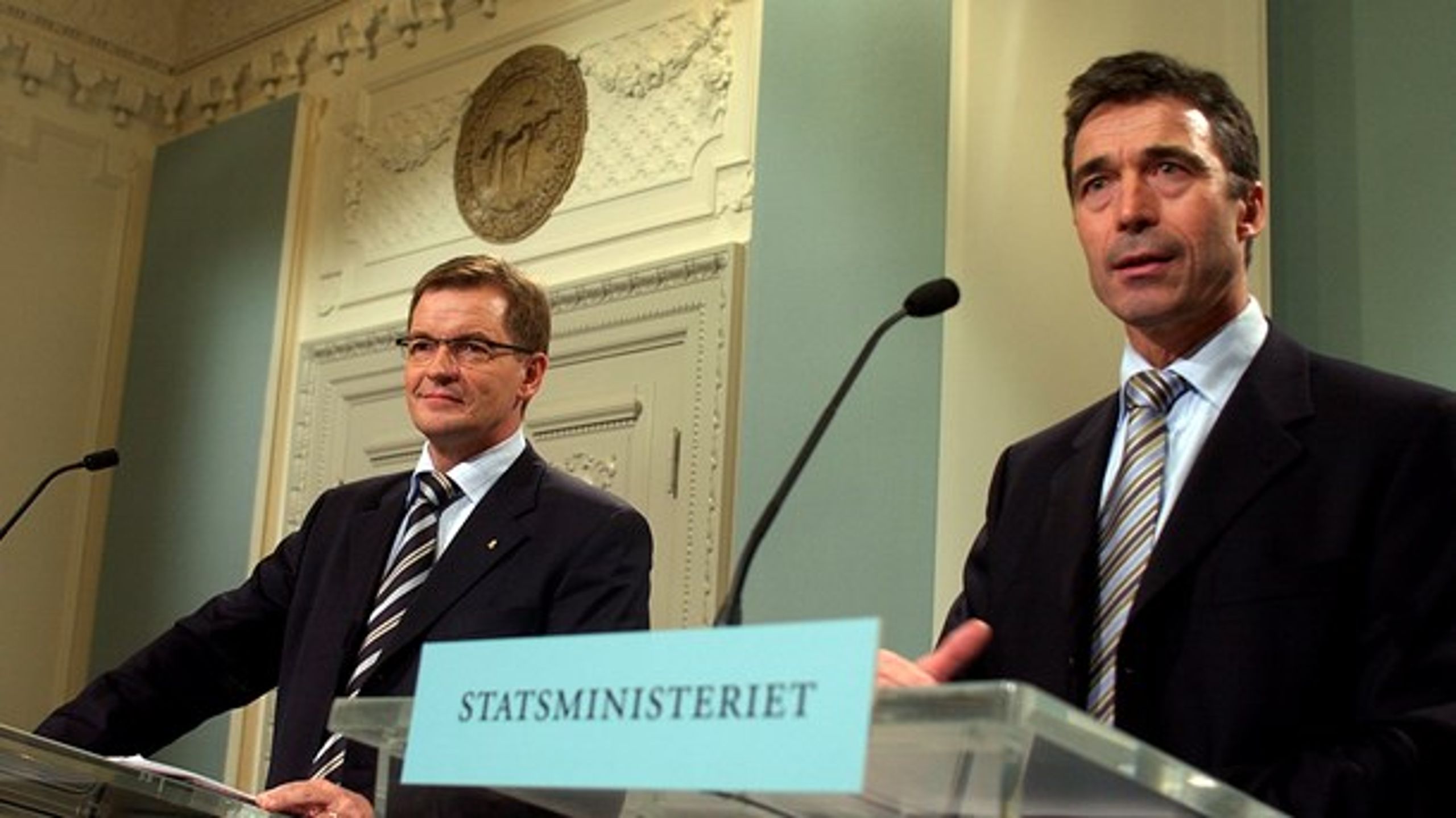 Statsminister Anders Fogh Rasmussen (V) og vicestatsminister Bendt Bendtsen (K) ved et pressemøde i 2005, hvor de præsenterer nyt regeringsgrundlag.&nbsp;