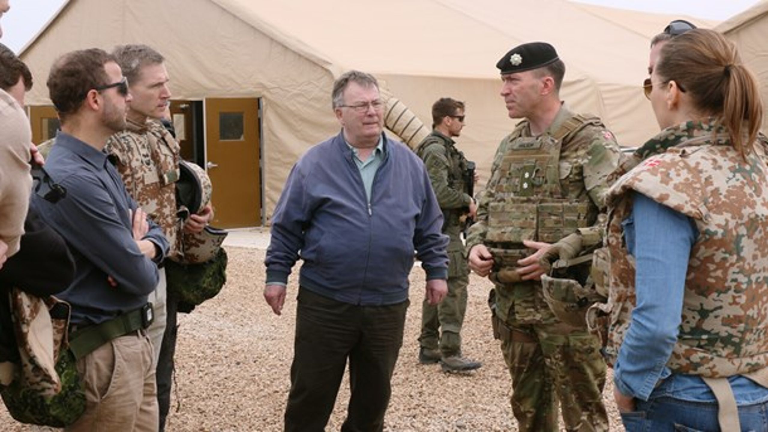 Claus Hjort Frederiksen besøgte i marts 2017 det&nbsp;danske bidrag på Al Asad Air Base i Irak sammen med Mette Frederiksen (S), Kristian Thulesen Dahl (DF) og Morten Østergaard (R).