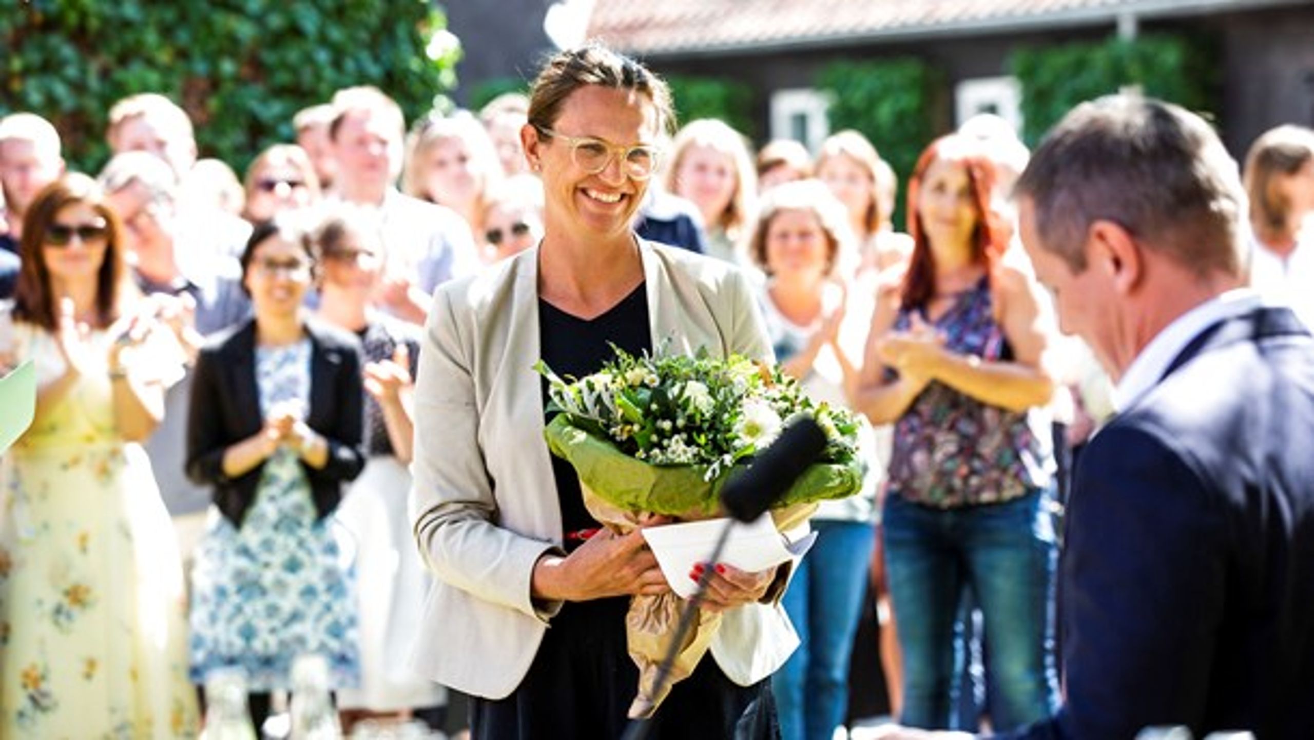 Departementschefen overrakte blomster til afgående undervisningsminister Merete Riisager (LA) efter sin tale.