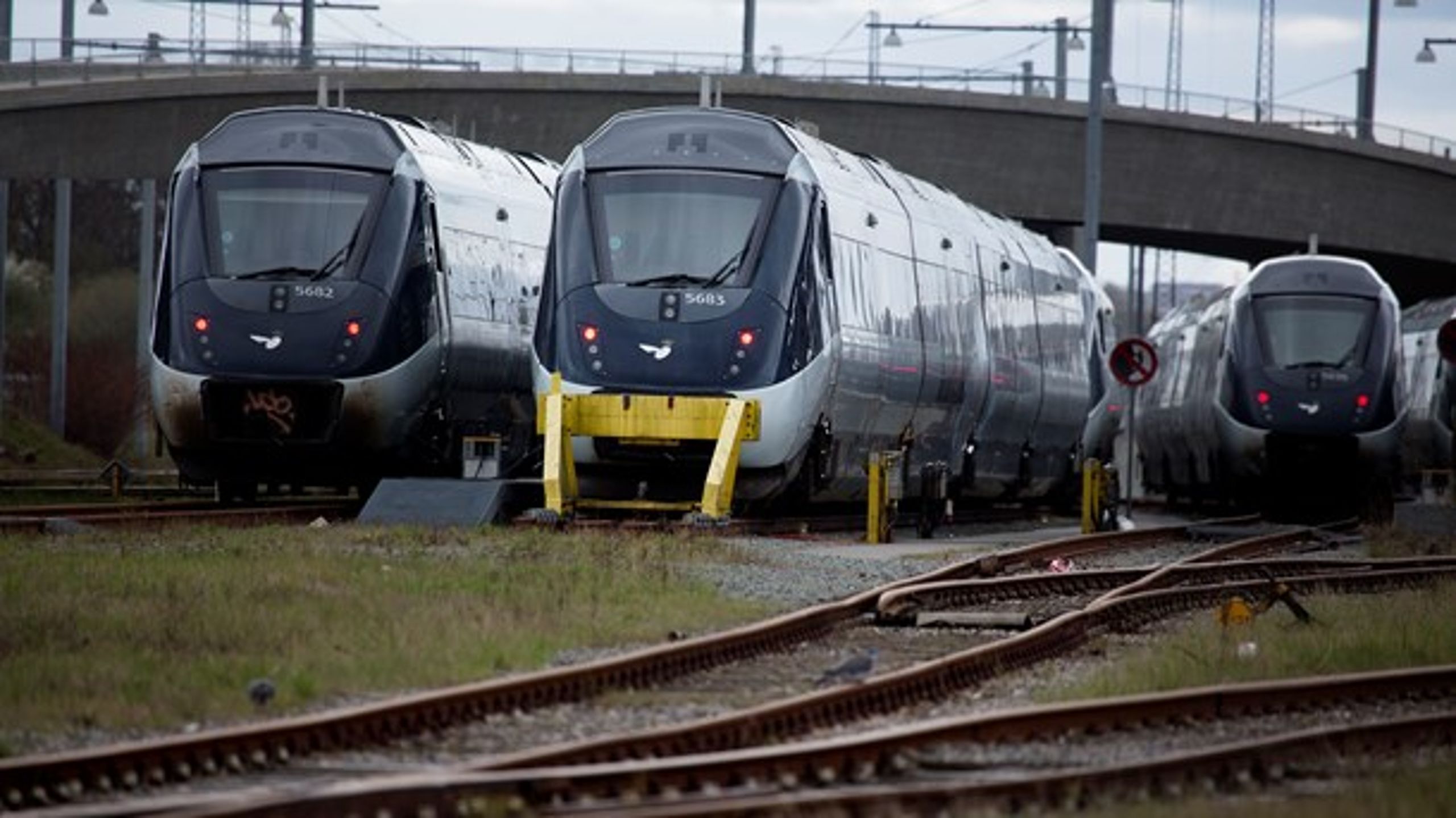 Politisk er det ikke engang besluttet endnu, om vi&nbsp;overhovedet&nbsp;skal købe tog, der kan køre 250 km/t. Det kan vi gøre bedre, skriver Mads Jensen Møller og Henrik Garver.