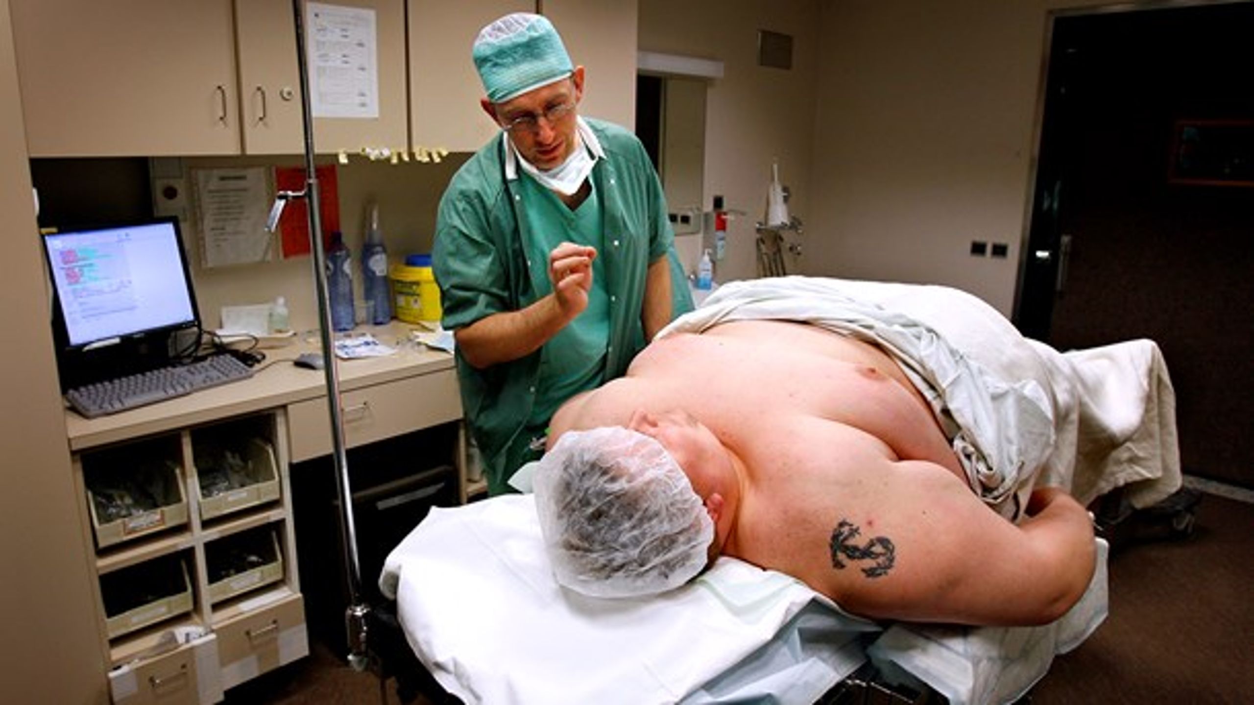 Patienter med svær overvægt – undtagen omkring en procent, der kvalificerer sig til en gastric-bypass-operation – har ingen steder at gå hen i sundhedsvæsenet, mener overlæge.