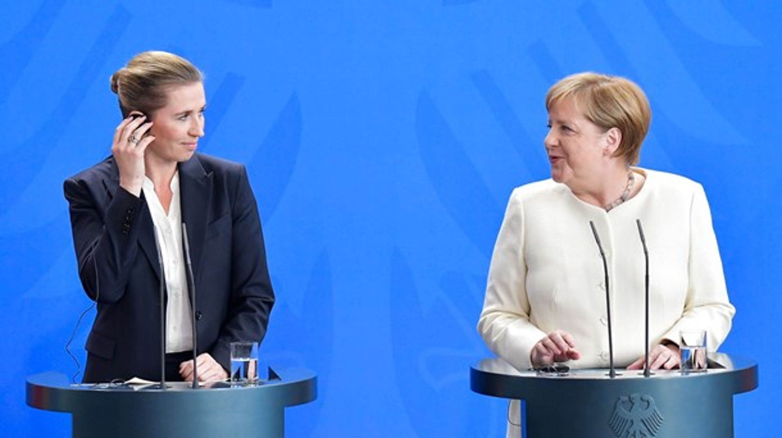 På pressemødet talte statsminister Mette Frederiksen (S) dansk, og den tyske kansler, Angela Merkel, talte tysk. Derfor blev der tolket live for både pressen og de to statsledere.&nbsp;