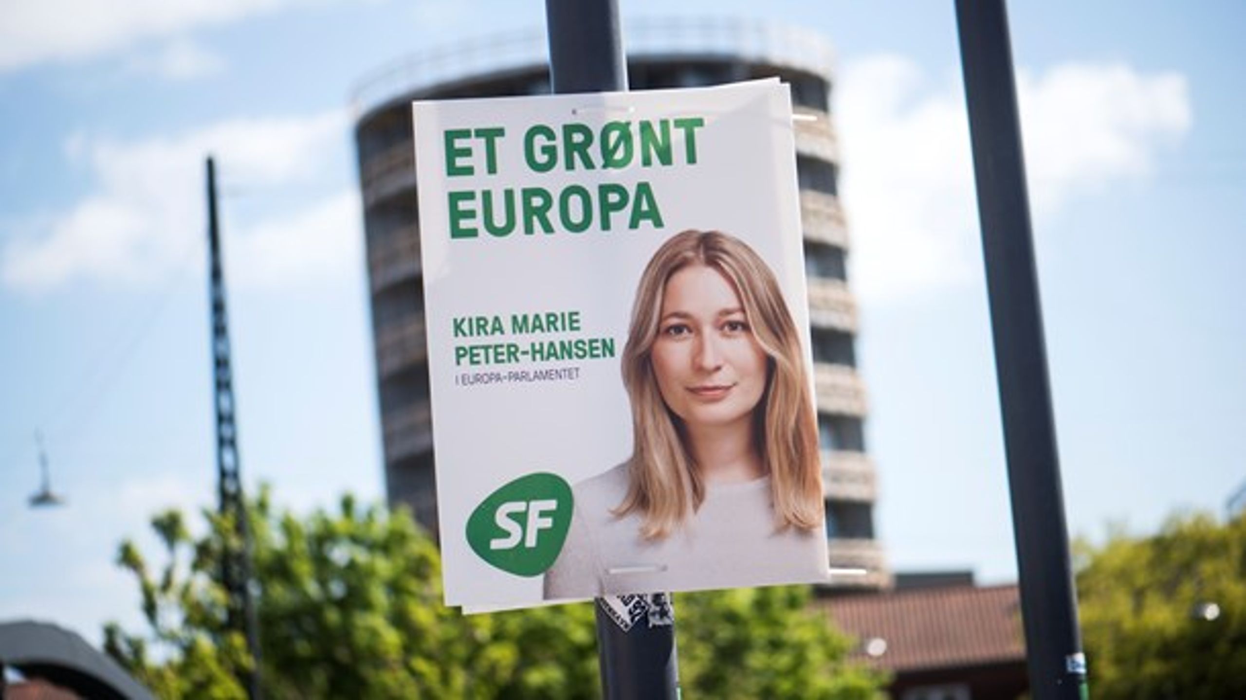 Bogstaverne på Kira Marie Peter-Hansens valgplakater var grønne. På Karsten Hønges var de røde.&nbsp;
