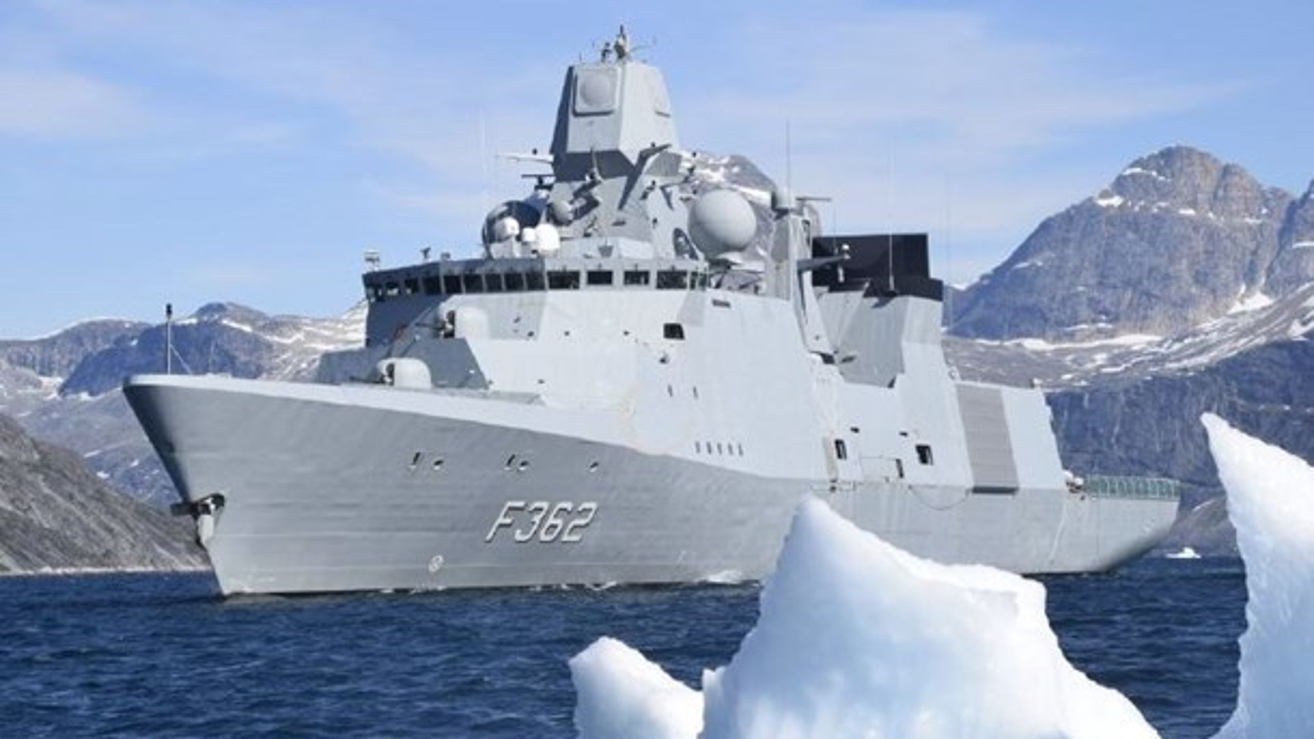 Fregatten Peter Willemoes i Godthåbsfjorden i Grønland.