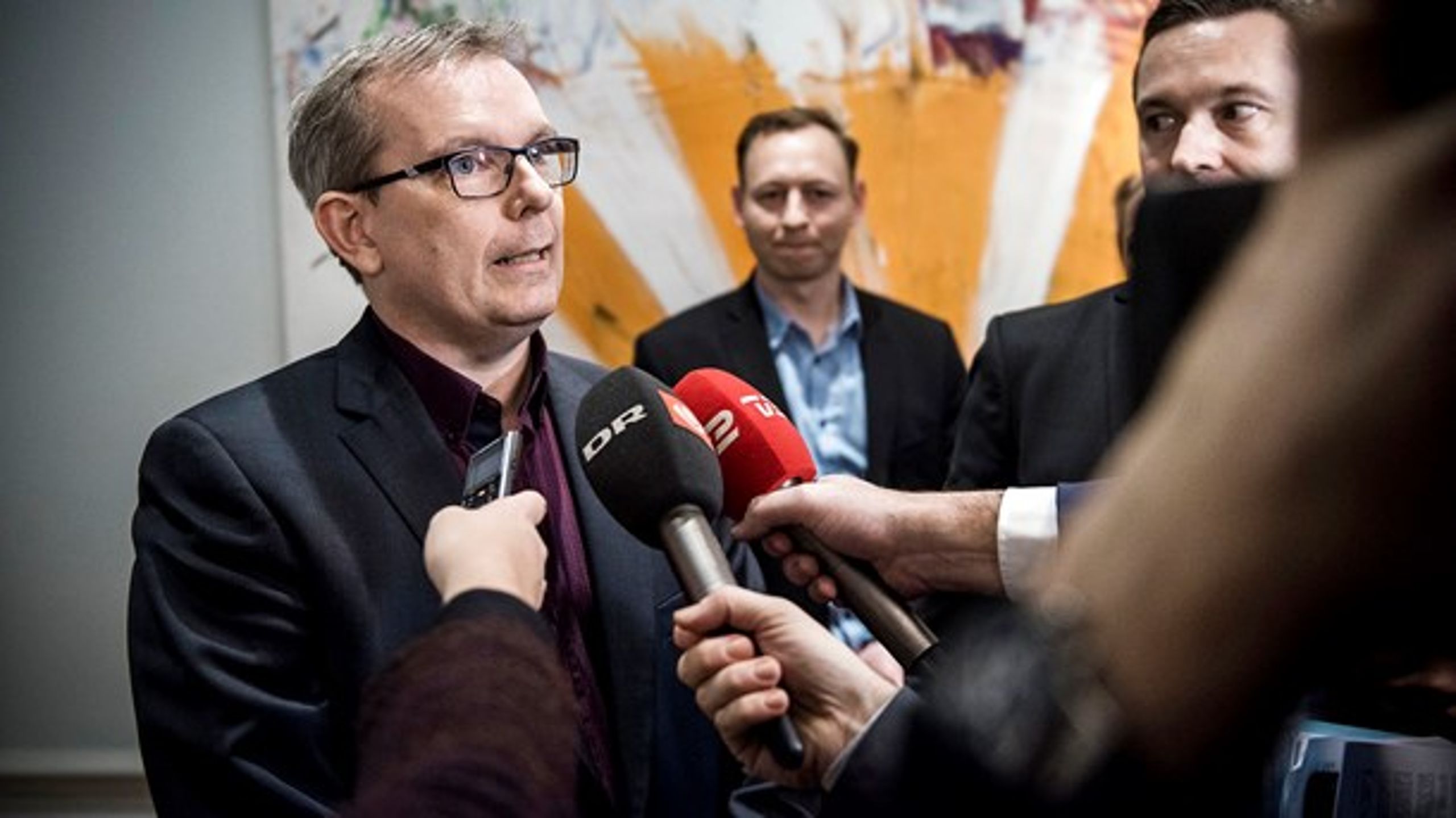 Både Hans Kristian Skibby fra Dansk Folkeparti (<i>til venstre</i>) og socialdemokraten Thomas Jensen (<i>kan lige skimtes til højre</i>) overtager opgaven som transportordfører efter jyden med mange år på posten.&nbsp;