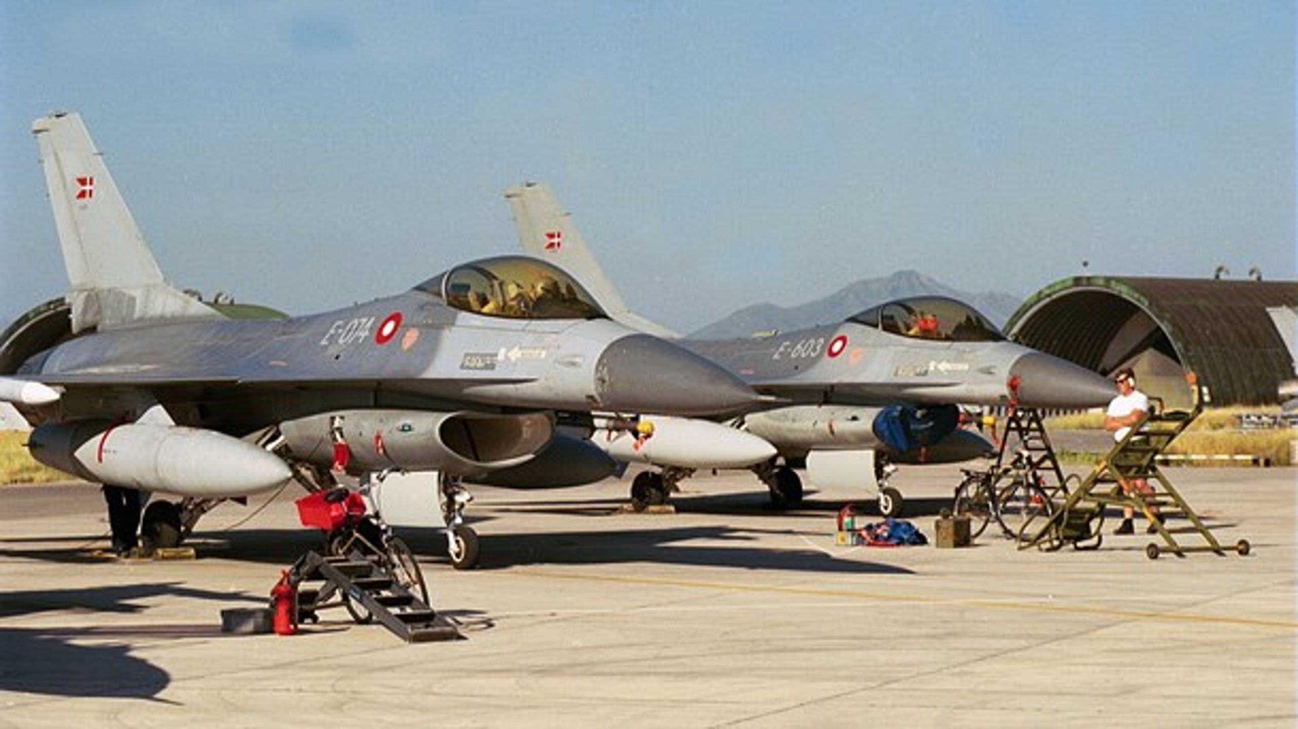 To danske F-16-fly på Grazzanise-basen i Italien i 1998.