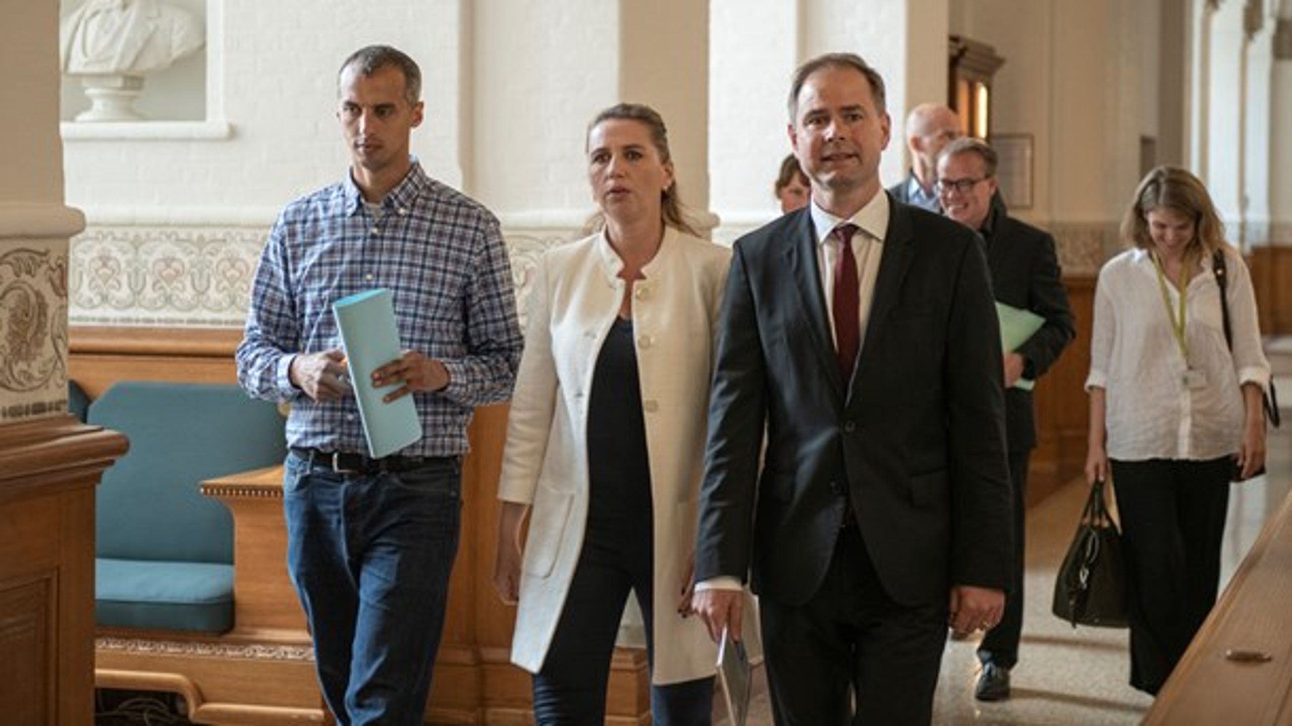 Mattias Tesfaye (S), Mette Frederiksen (S) og Nicolai Wammen (S) på vej til forhandling om regeringsdannelse, der kulminerede med det såkaldte forståelsespapir og en ren S-regering.