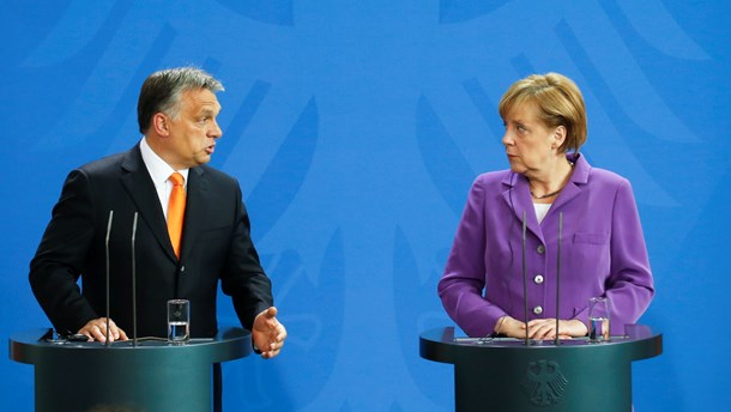 Den tyske forbundskansler, Angela Merkel, skal mødes med Ungarns premiereminister, Viktor Orban, ved markeringen af 30-året for Murens Fald. Her ses de sammen i Berlin 2014.<br>
