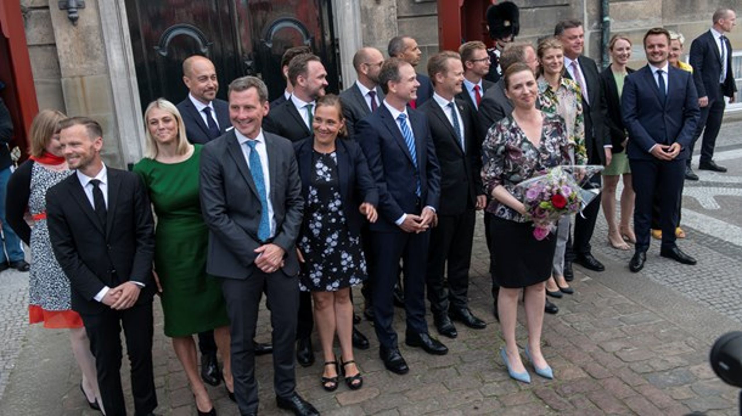 Statsminister Mette Frederiksen (S) og alle de nye S-ministre foran Amalienborg i København.&nbsp;