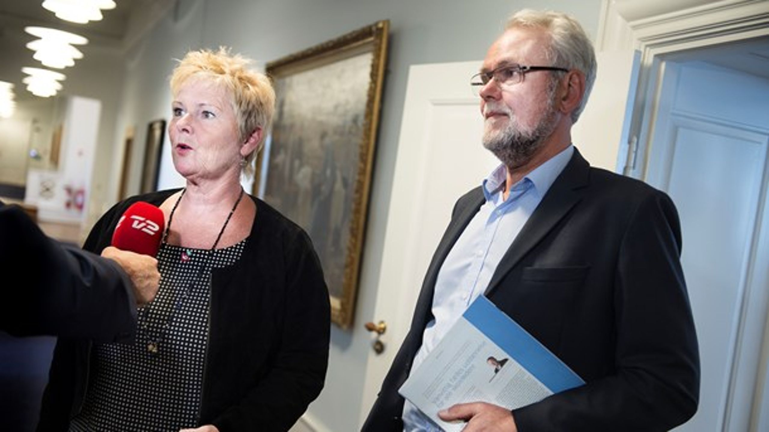 Lizette Risgaard (LO) og Dennis Kristensen (FOA) var med til trepartsforhandlingerne om efteruddannelse i 2017. Men alt for få virksomheder kender til AMU, mener EVA.