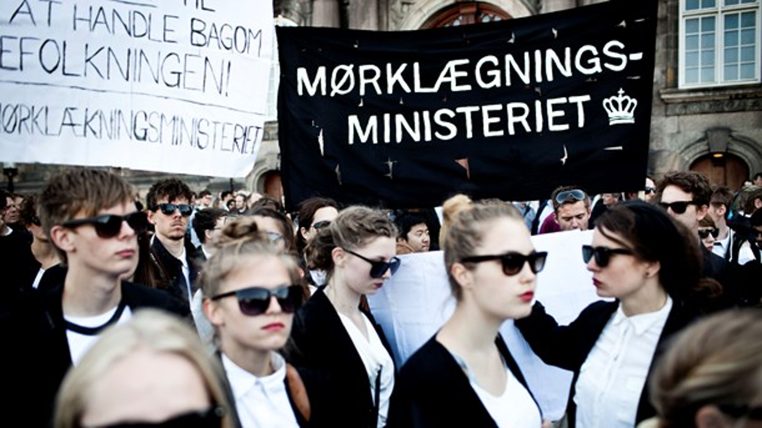 I maj 2013 samledes en gruppe demonstranter foran Christiansborg for at demonstrere mod den nye offentlighedslov. Demonstranterne var iført solbriller i protest mod den mørklægning, de mente at loven medførte.