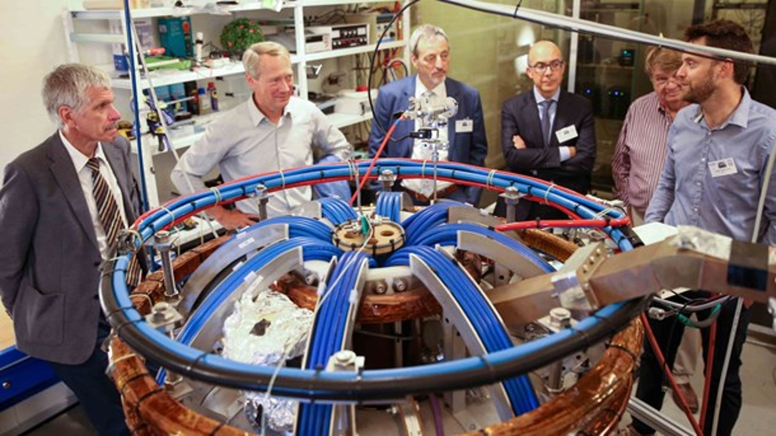 <div>Seniorforsker&nbsp;Stefan Kragh Nielsen fra DTU Fysik (t.h.) viser DTU's tokamak frem til en international forsamling af fusionsenergiforskere, der fredag var samlet i Lyngby for at indvie det nye apparat.&nbsp;</div>