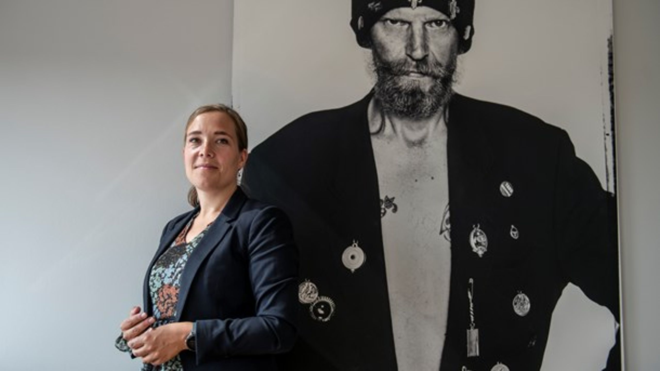 Kæmpe portrætter af hjemløse, taget af fotografen Helga Theilgaard, pryder ministerkontoret. "Så glemmer jeg ikke, hvorfor jeg er her," siger Astrid Krag.
