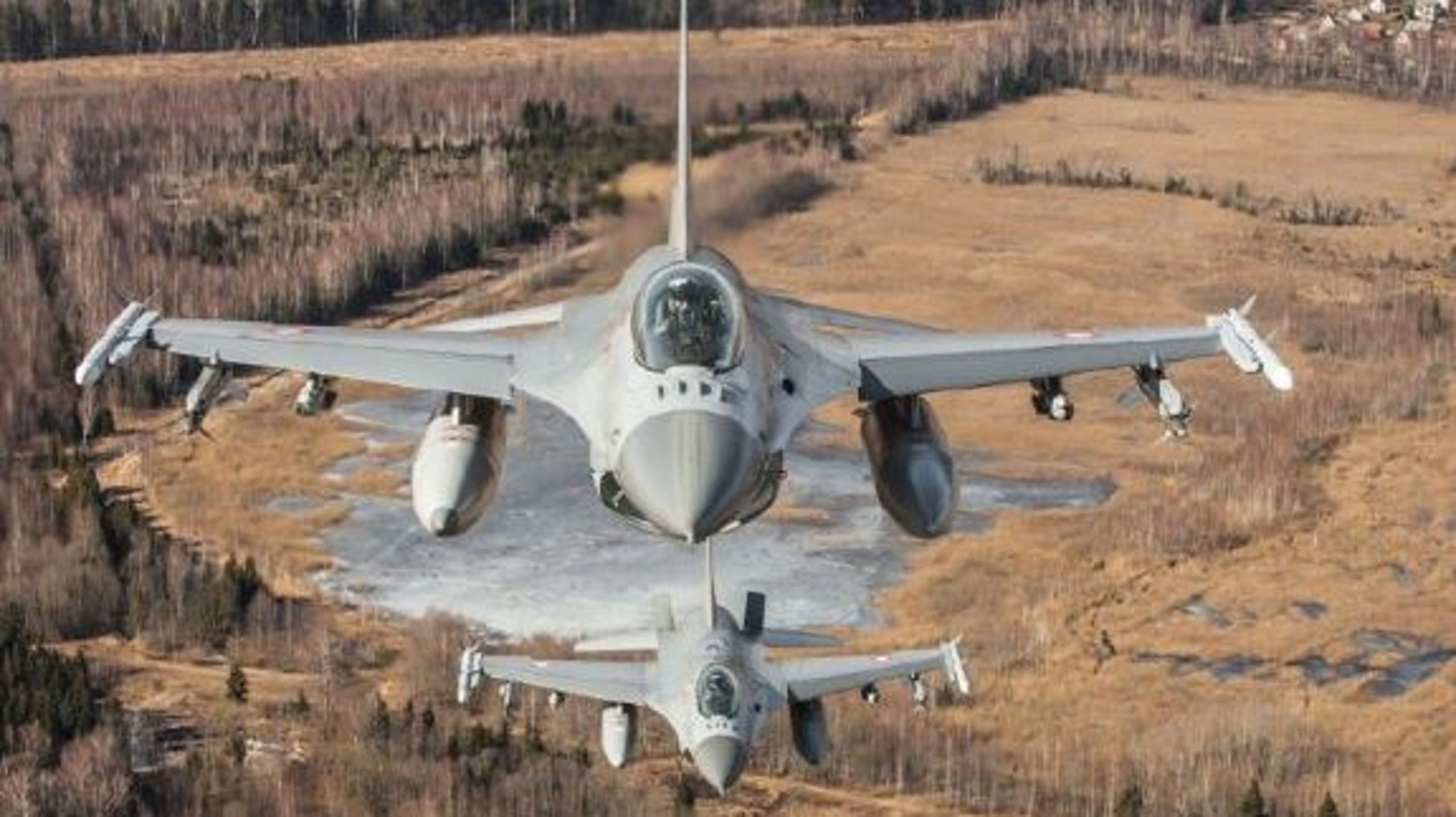 To danske F-16 på air policing-mission over Litauen i 2018.