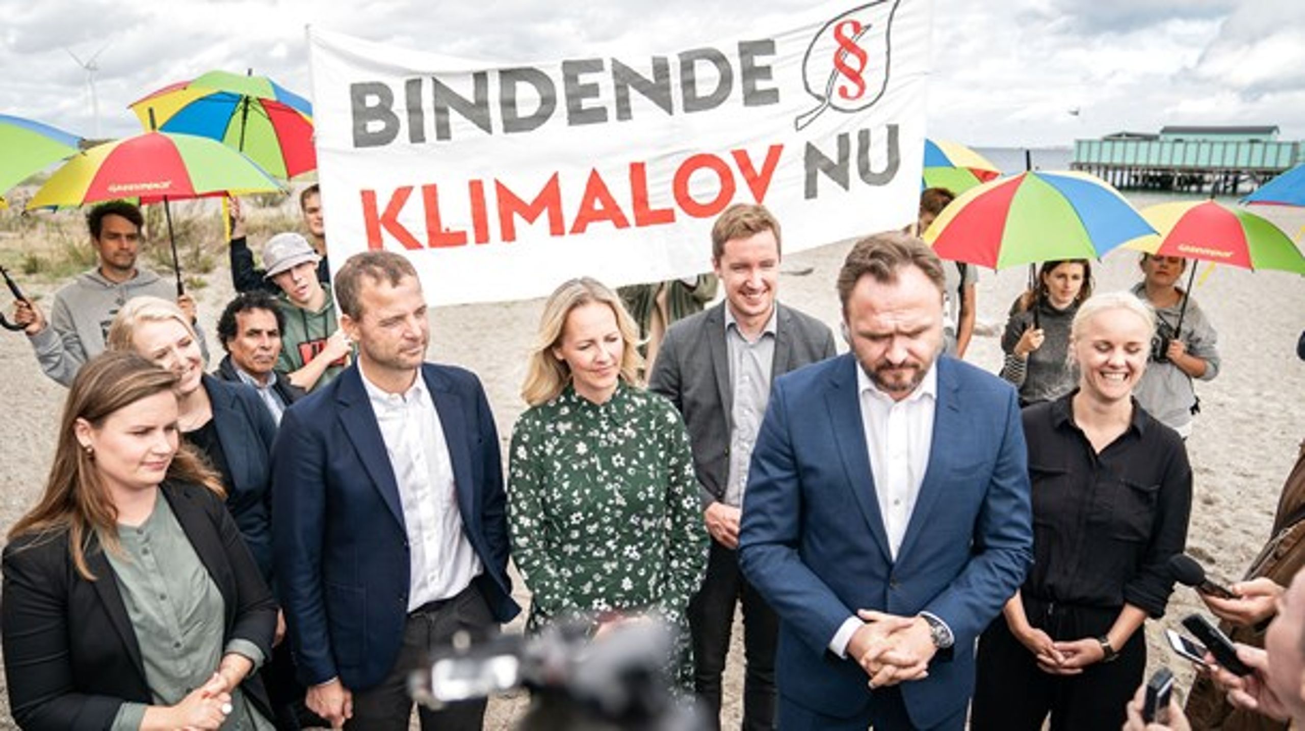 Partierne bag forståelsespapiret tog tirsdag hul på forhandlingerne om en ny klimalov på Amager Strand, hvor også Greenpeace og Den Grønne Studenterbevægelse var mødt op.&nbsp;