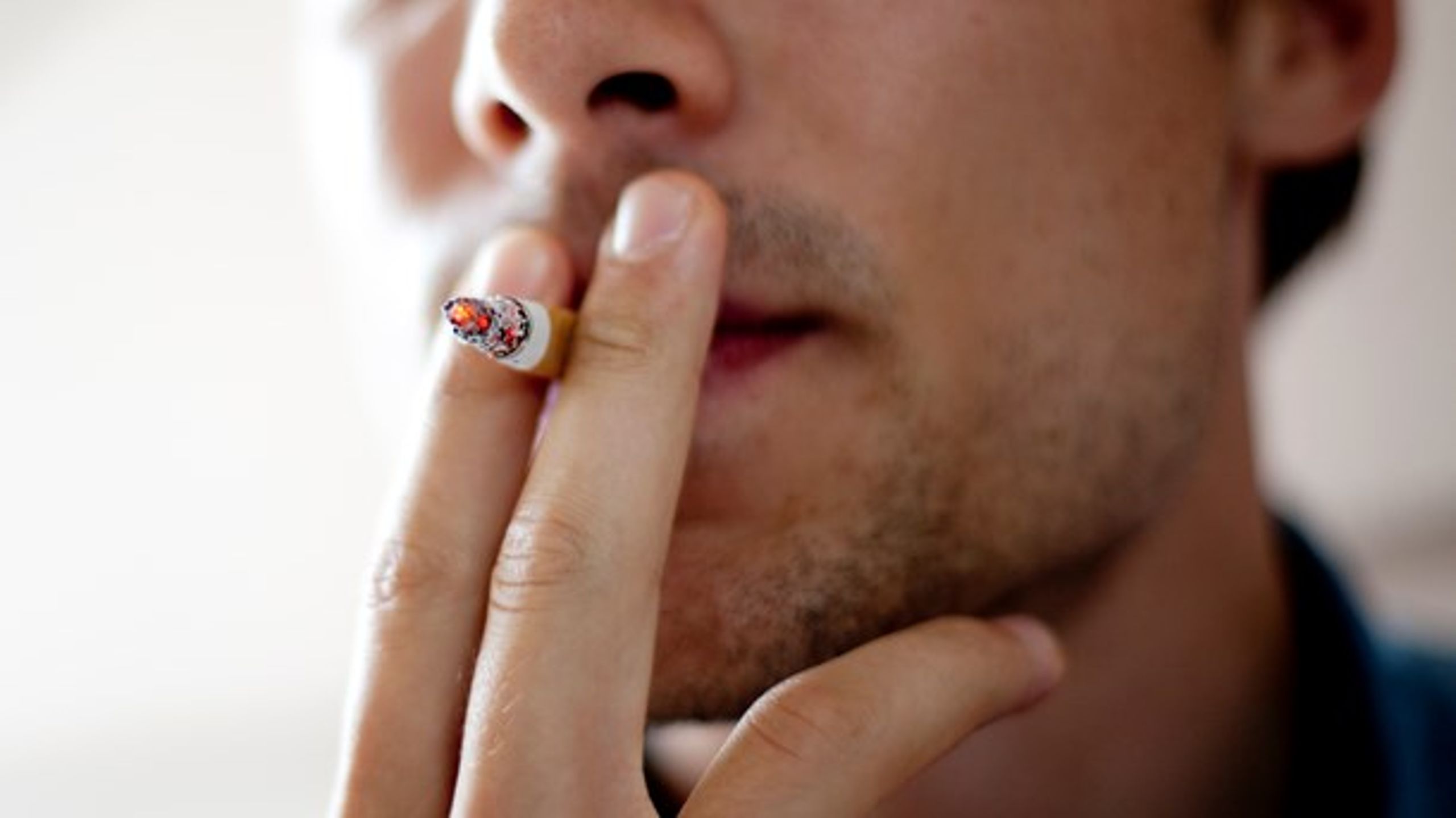Over de seneste fem år er sket en stigning i antallet af unge rygere. Og politikerne vil vende udviklingen med højere priser.