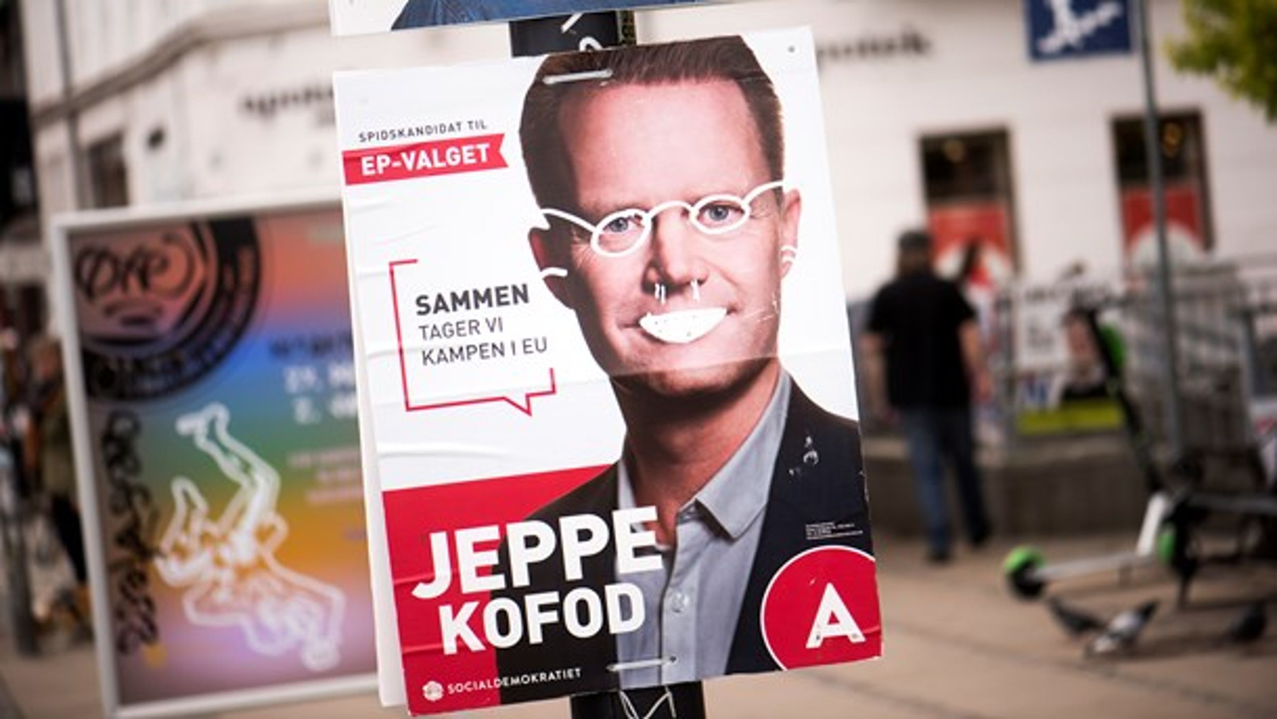 52 procent af folketingskandidaterne oplevede hærværk af valgplakater under valgkampen. Her er det gået ud over Jeppe Kofod, der stillede op til EP-valget.