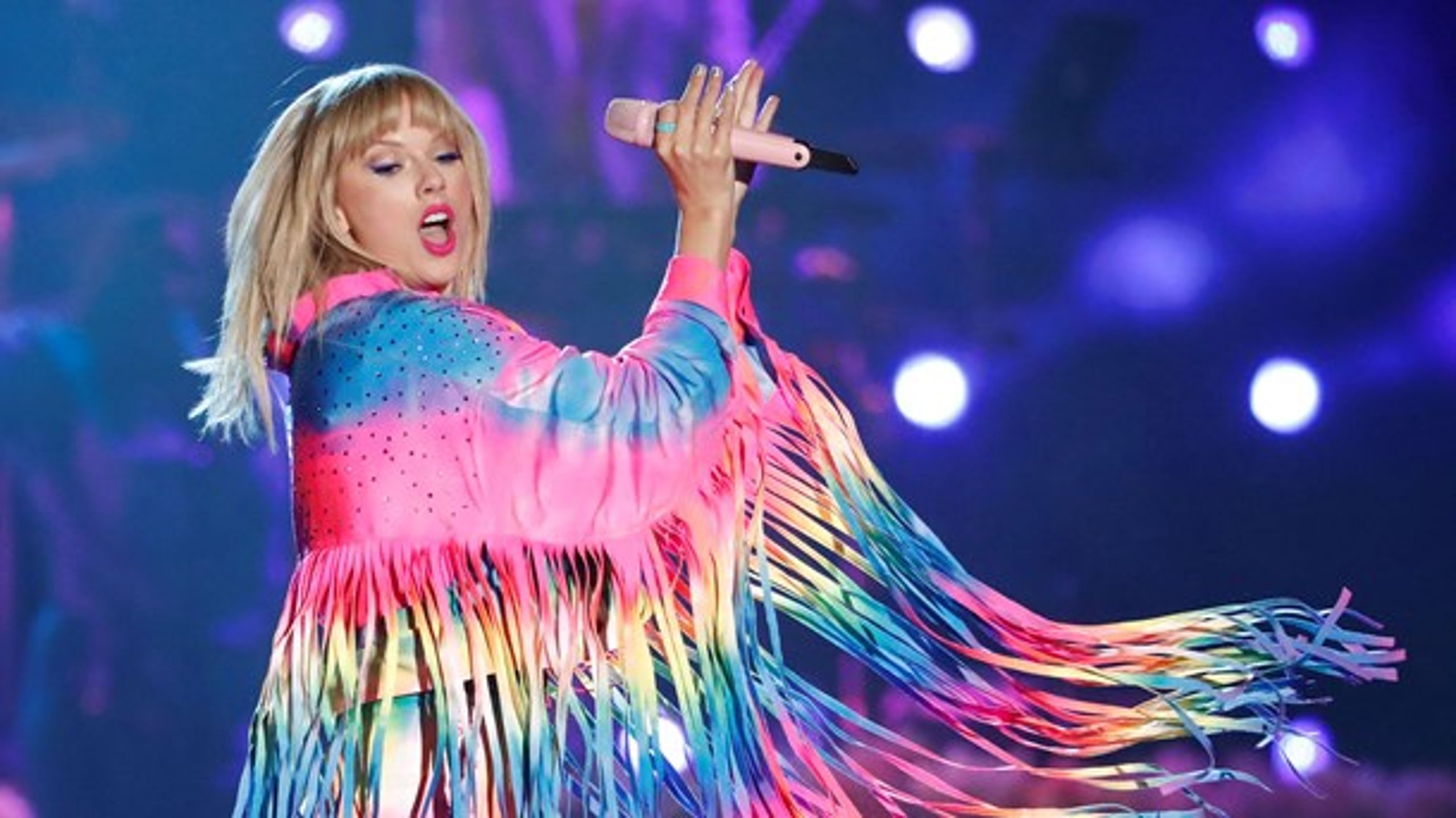 Popstjernen Taylor Swift, der spiller til Roskilde Festival 2020, vil blive en naturlig del af kulturdækningen, hvis Loud får sendetilladelse på DAB. Kanalen afviser, at dækningen bliver reklamesøjle for partnerkredsen.<br>