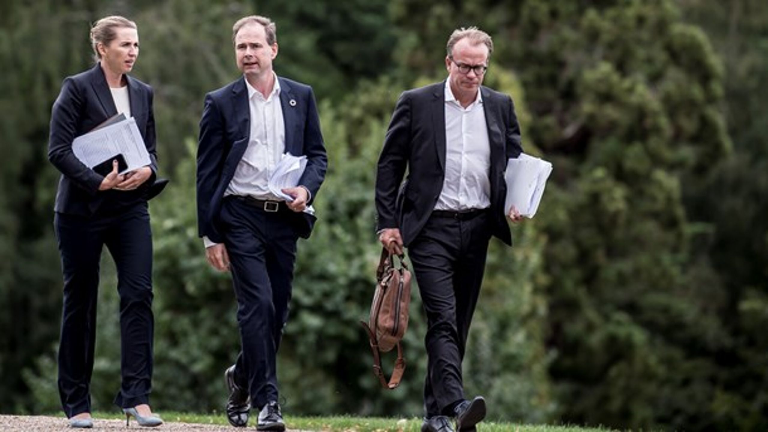 Finansminister Nicolai Wammen, statsminister Mette Frederiksen og stabschef Martin Rossen før mødestart af regeringsseminar i august.<br>