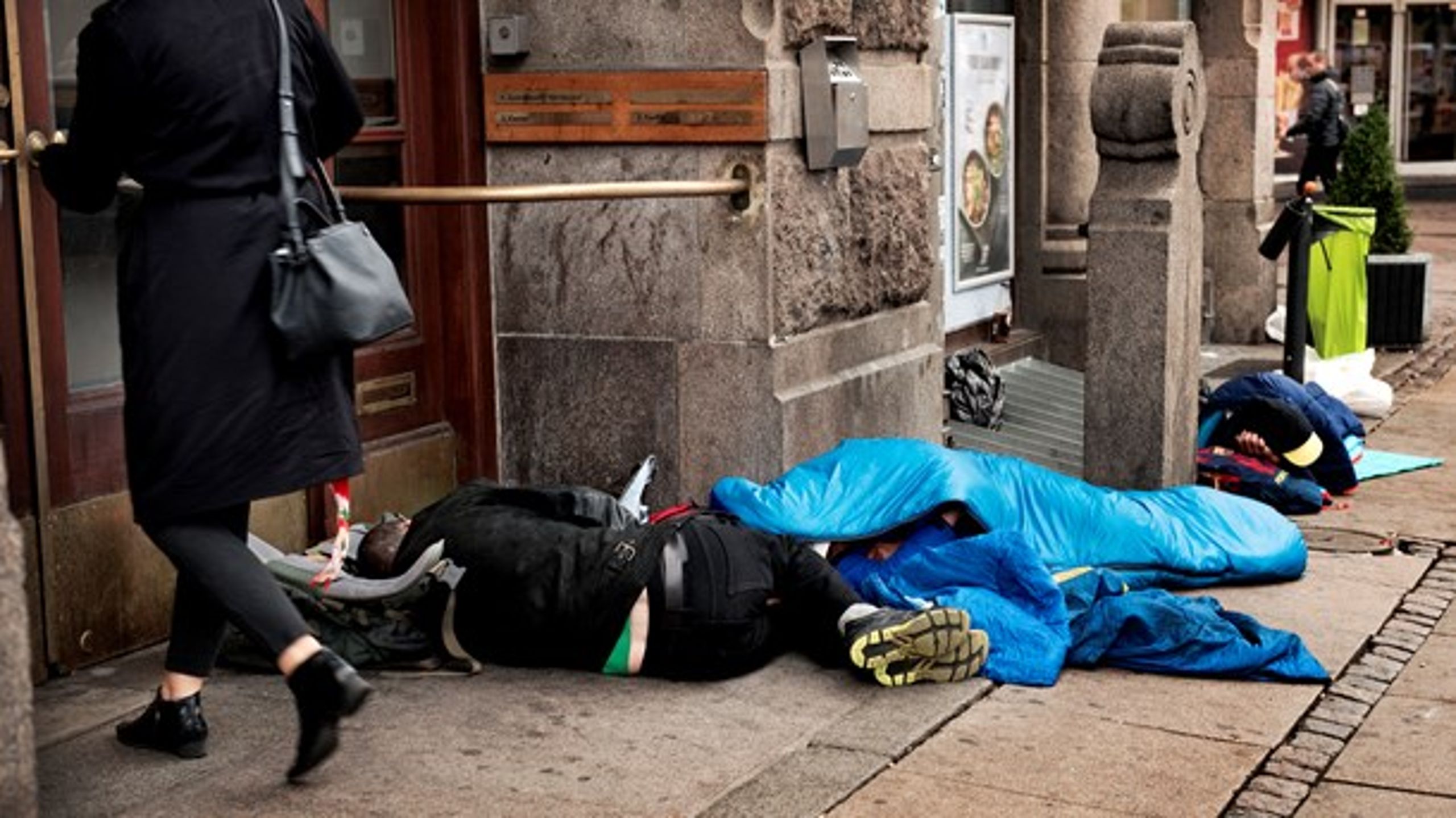 Ældre hjemløse har ikke tillid til "systemet", og derfor trækker sundheds- og socialtilbud ikke. I stedet opholder de sig omkring genbrugsbutikker, væresteder og gadehjørner, skriver antropolog.