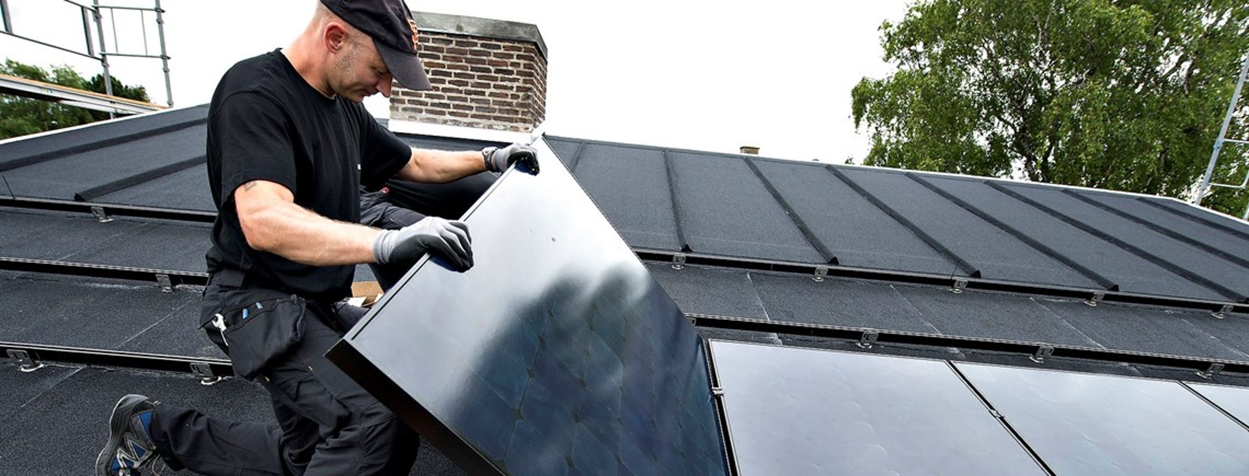 Kommunale solcelleanlæg er i dag omfattet af elforsyningsloven og bliver dermed betragtet på linje med kraftvarmeværker. Det kan derfor ikke betale sig for kommunerne at investere i solceller.&nbsp;