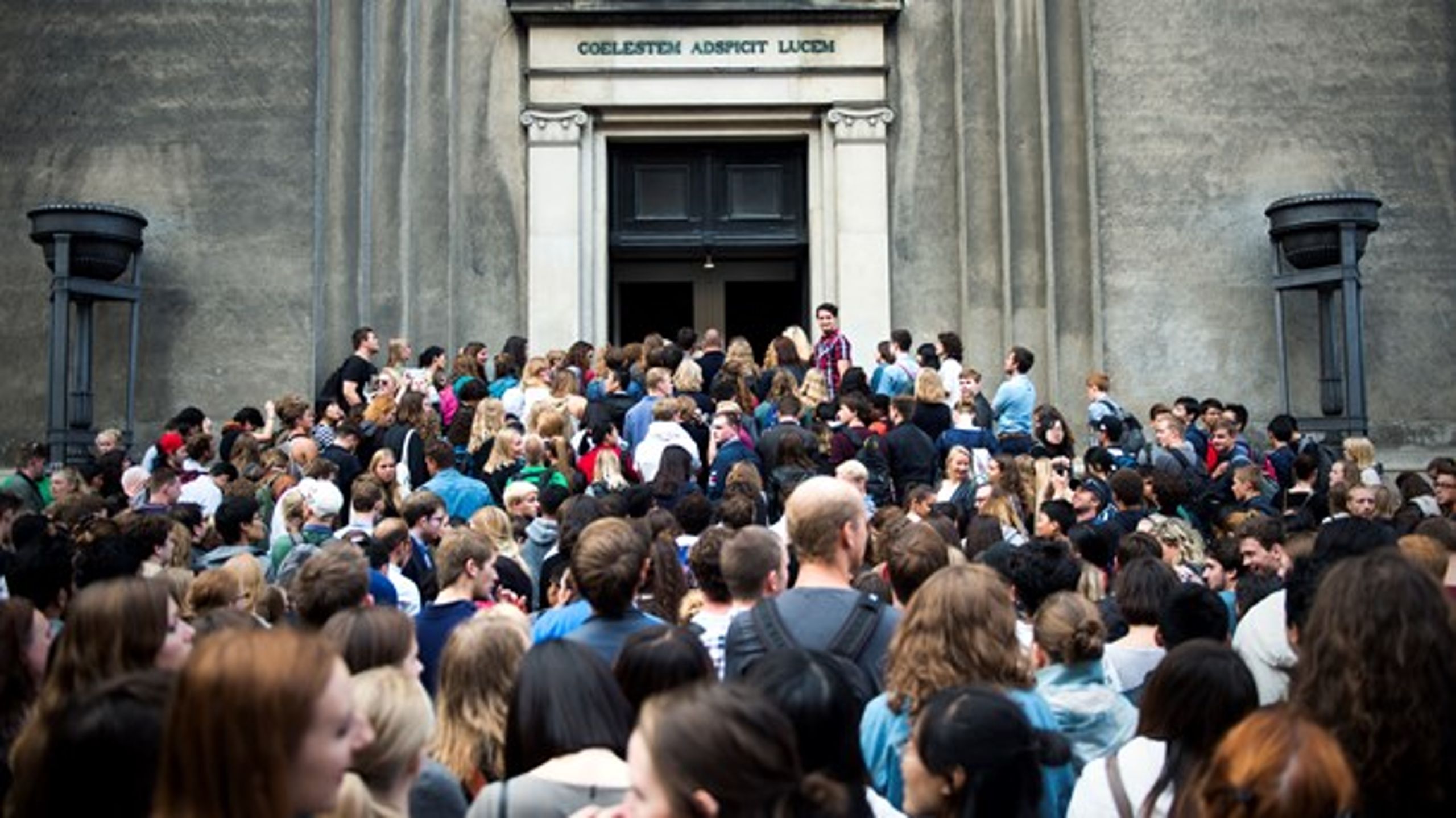 Studerende foran Københavns Universitet på Frue Plads.