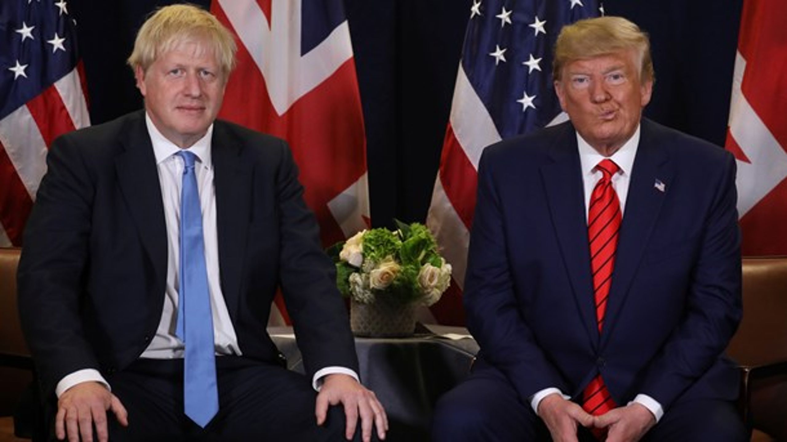 Amerikanske og britiske politikere er gået fra at være forbilleder til vrangbilleder. De to lande har&nbsp;en klovn og en selvmordsbomber som nationale politiske ledere, mener David Trads.