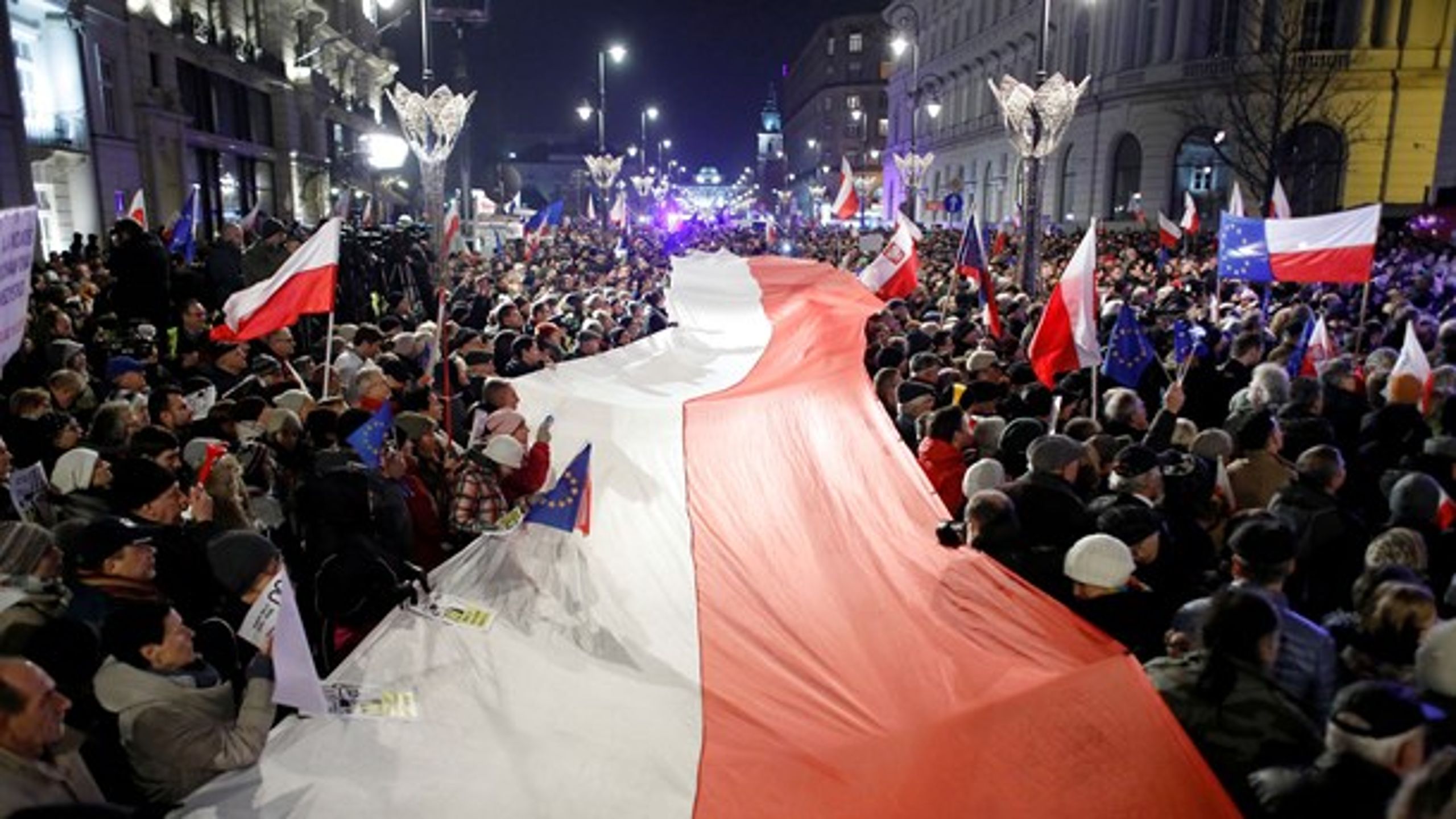 Mange polakker demonstrerede i 2017 mod regeringens reformer af domstolene, som også har udløst kritik fra EU. Alligevel ser regeringspartiet ud til at få et godt valg igen her i 2019.