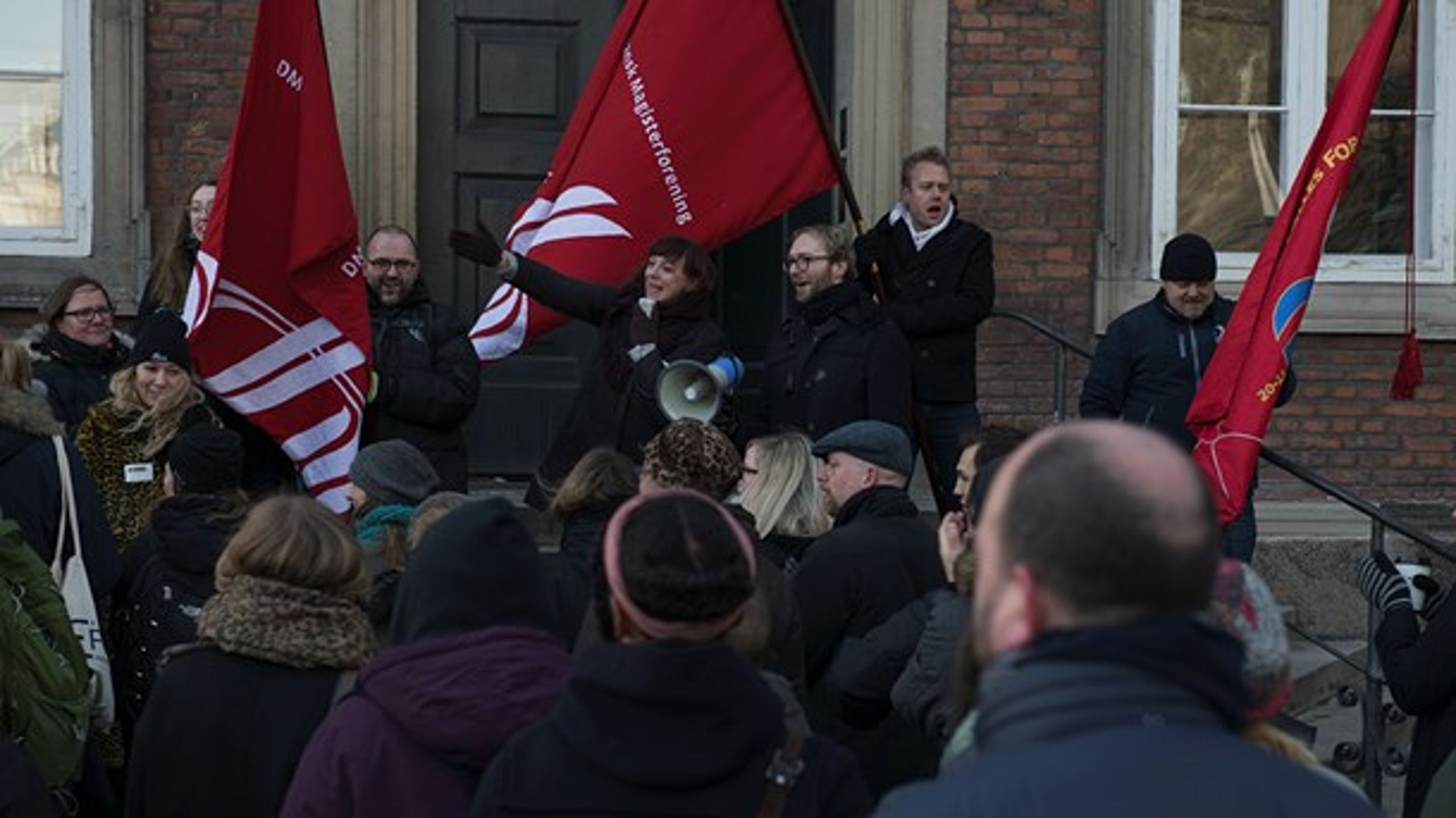 Bibliotekarforbundet mødte op til demonstration side om side med bl.a. Dansk Magisterforening&nbsp;foran Finansministeriets trappe til OK18-demonstration sidste år.