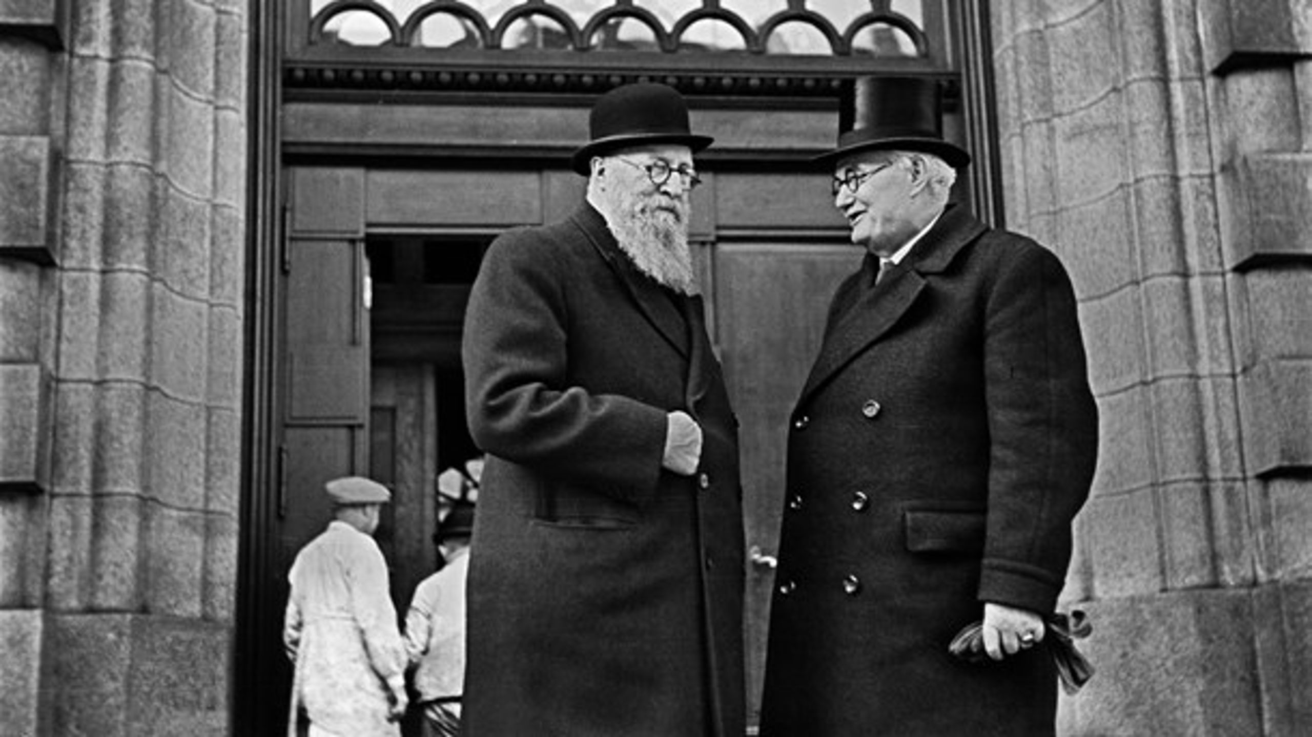 Thorvald Stauning, til venstre, var Socialdemokratiets første statsminister.