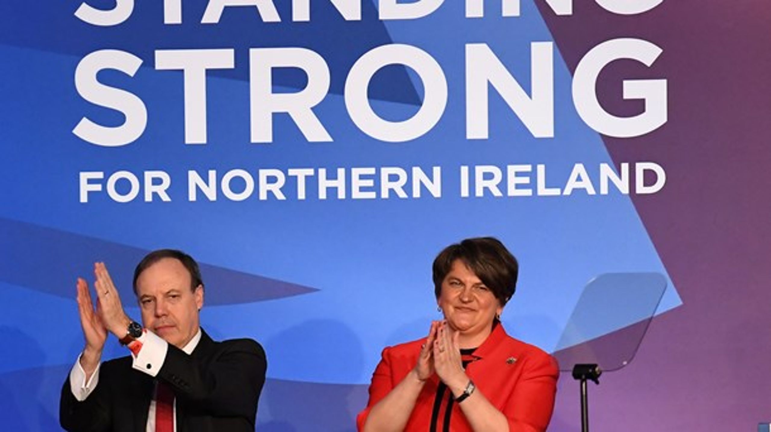 Det nordirske Democratic Unionist-partiet vil ikke stemme for den nye Brexit-aftale. Det siger formand Arlene Foster (th.) og næstformand Nigel Dodds (tv.) i en fælles udtalelse.