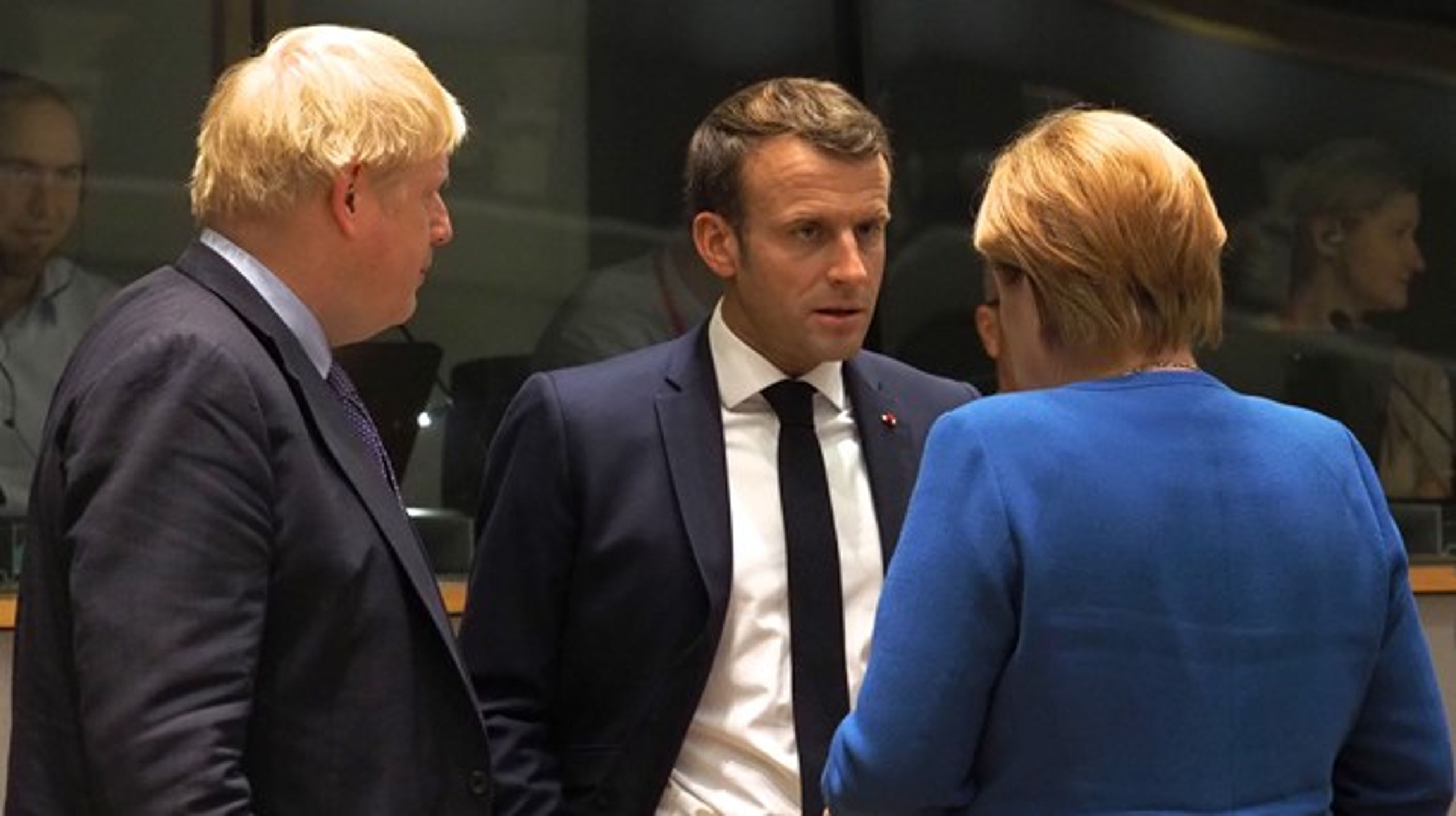 Den franske præsident, Emmanuel Macron, og den tyske kansler, Angela Merkel, har sammen med deres europæiske kollegaer torsdag aften godkendt en ny Brexit-aftale.