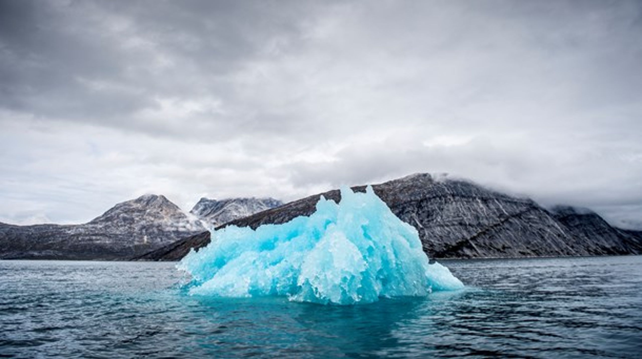 Smeltet isbjerg nær Nuuk. Som førstehåndsvidne til klimaforandringerne er Grønland blevet en international varm kartoffel i det kolde nord, mener&nbsp;Thomas Ravn-Pedersen.