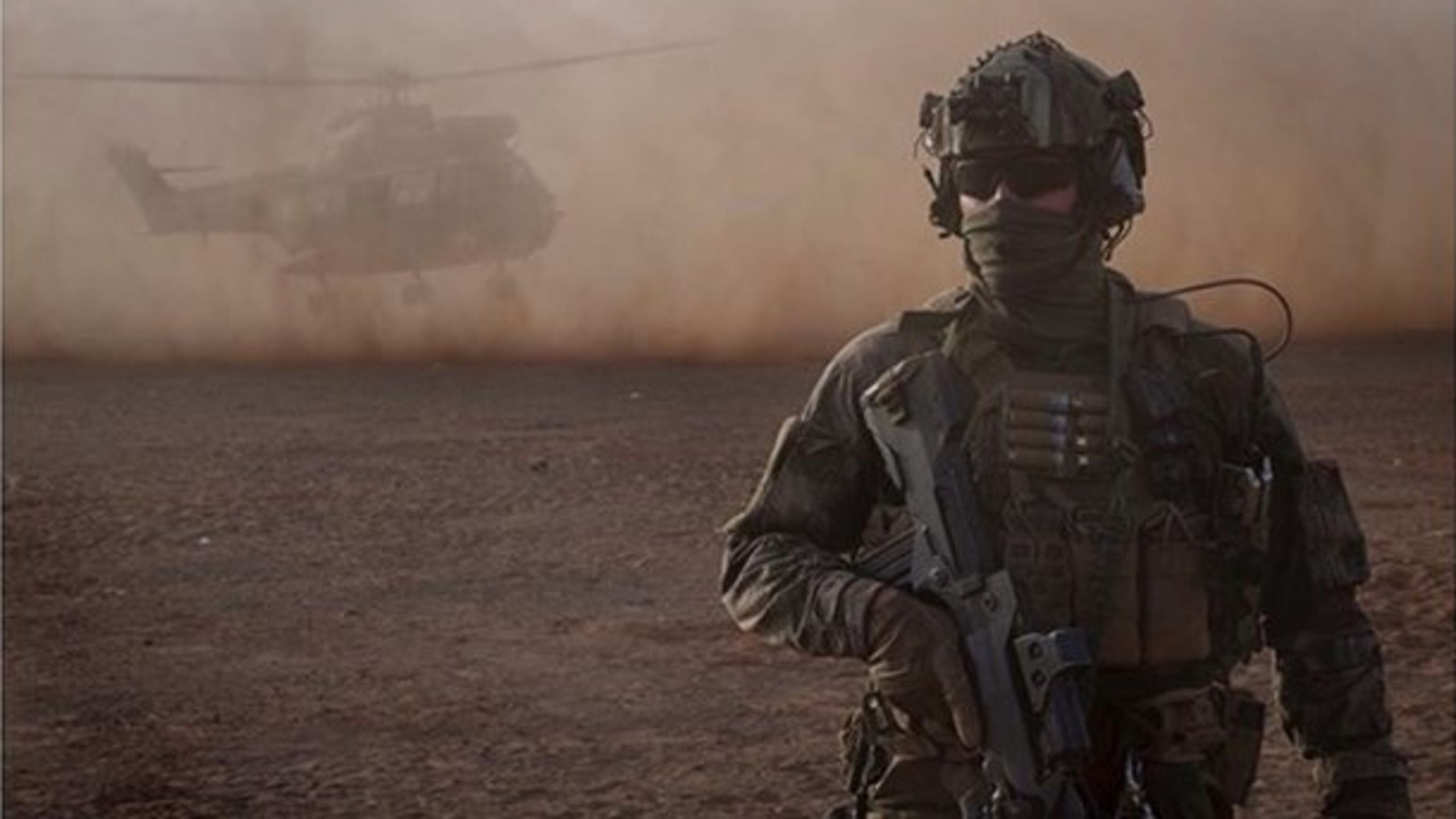 Fransk helikopter og soldat i Mali.