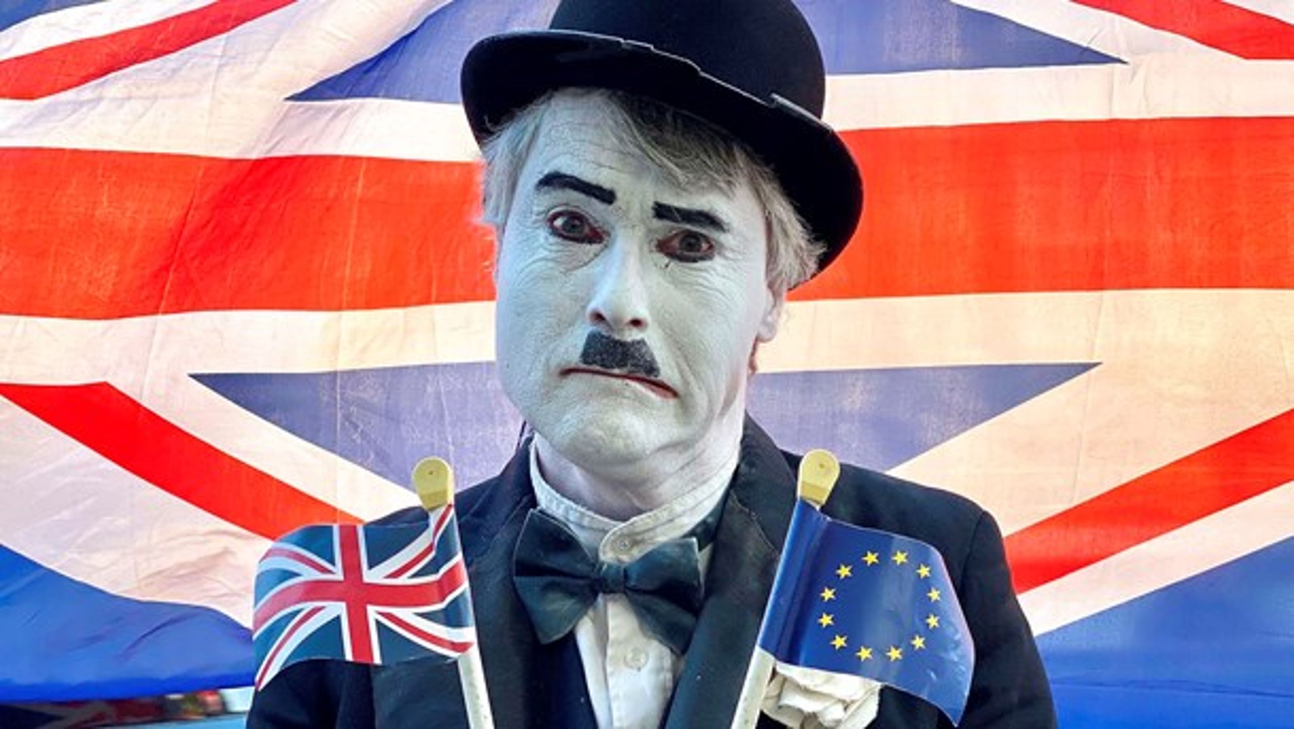 Demonstrant forklædt som Chaplin ved det britiske parlament tirsdag.