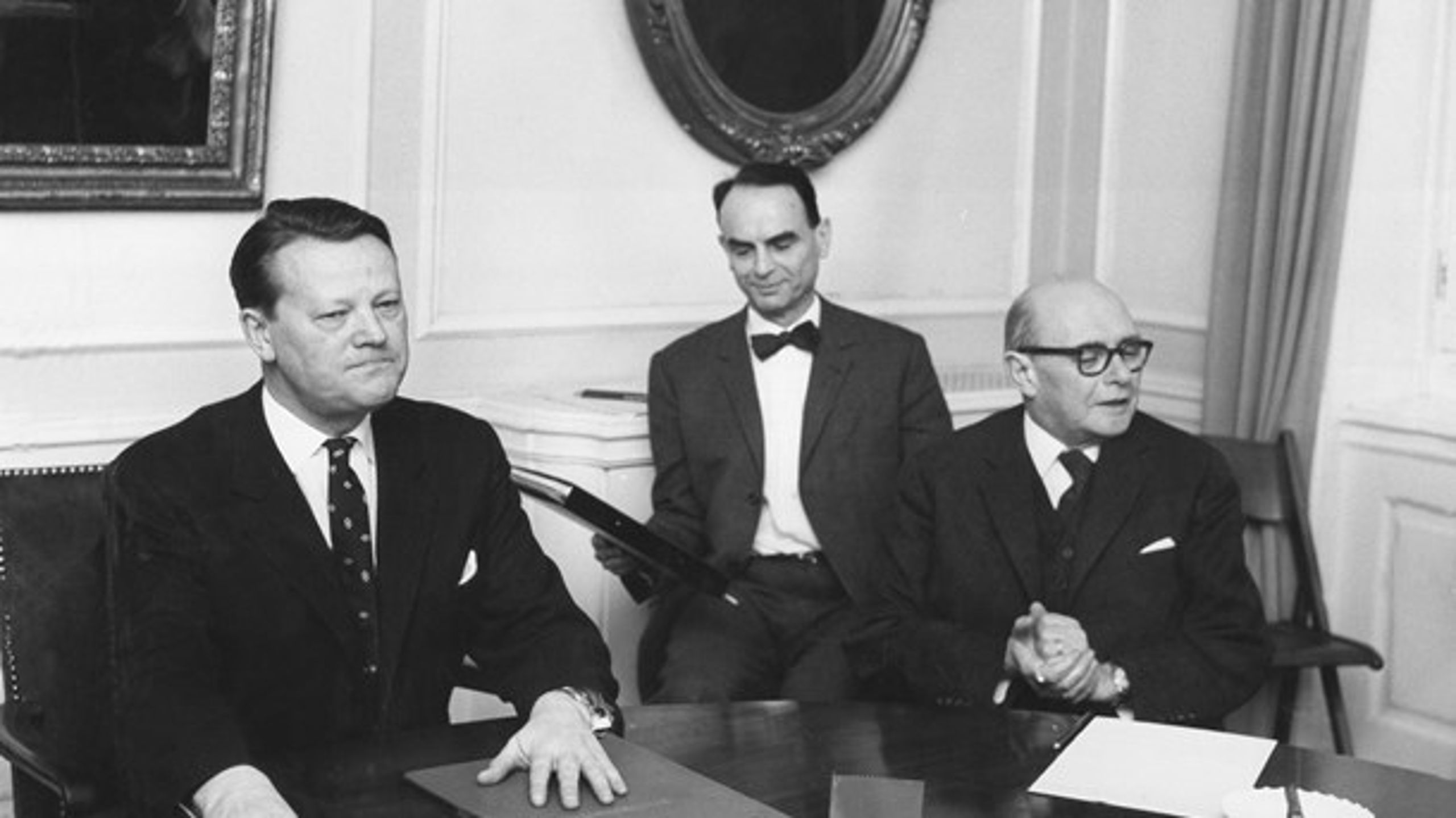 Departementschef Erik Ib Schmidt, som er omgivet af statsminister Jens Otto Krag og overvismand Carl Iversen, reformerede i 1960'erne det statslige bevillingssystem.