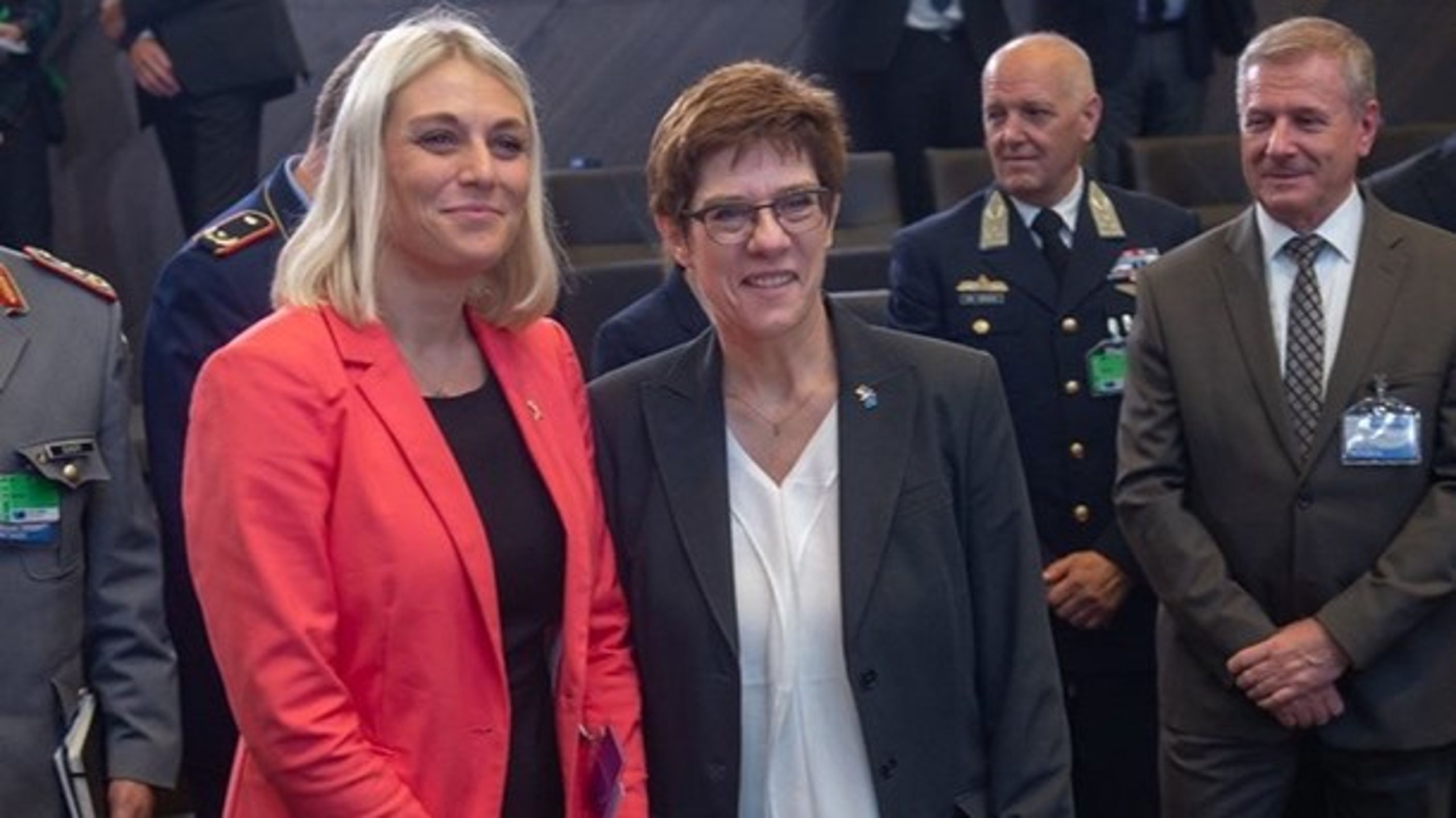 Forsvarsminister Trine Bramsen (t.v.) og hendes tyske kollega&nbsp;Annegret Kramp-Karrenbauer (t.h.) ved Nato-topmødet fredag.
