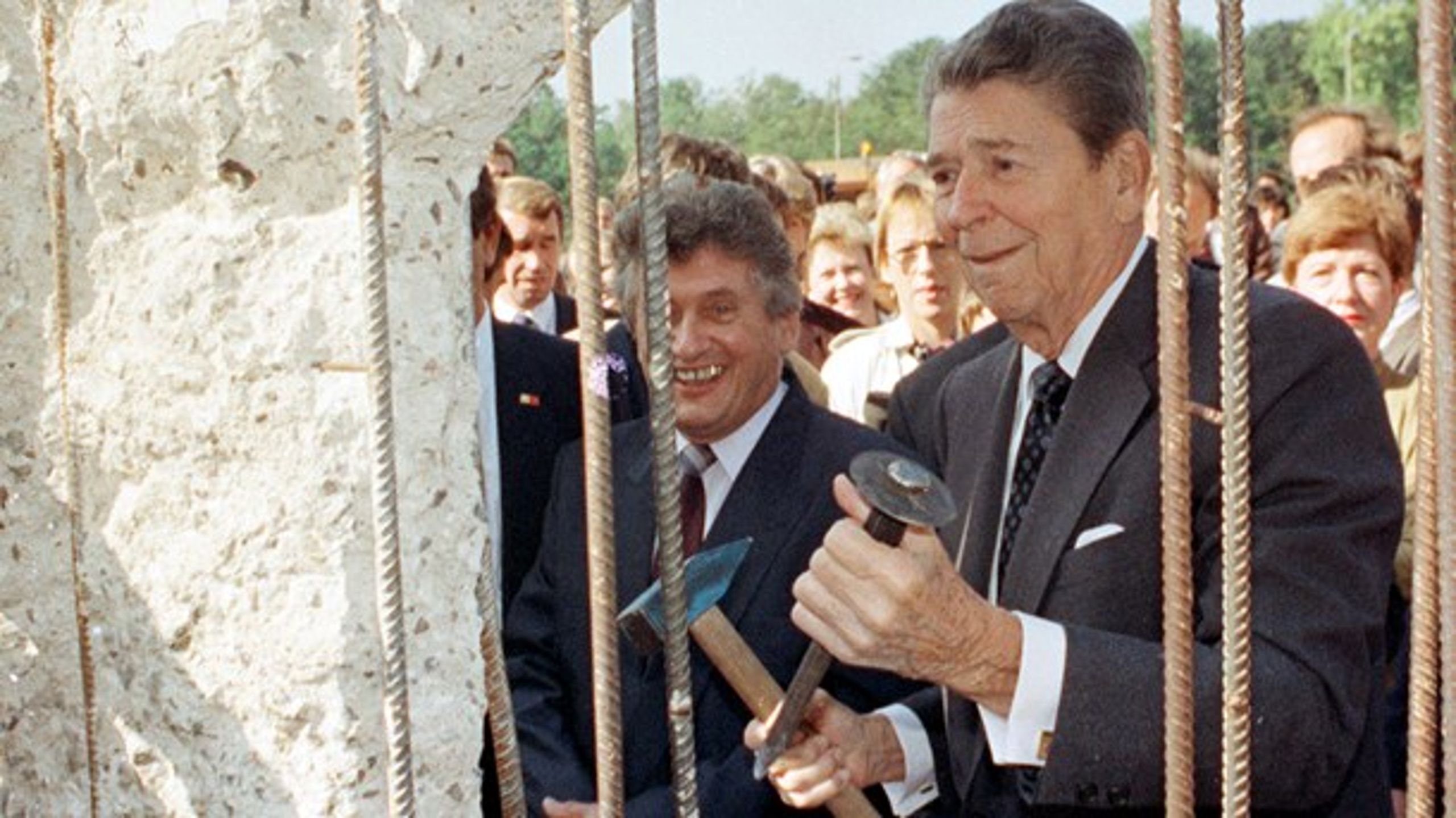 Denne mur vil falde, sagde præsident Ronald Reagan i en tale i Berlin i 1987. To år senere kunne han med hammer og mejsel i hånden se det ved selvsyn.