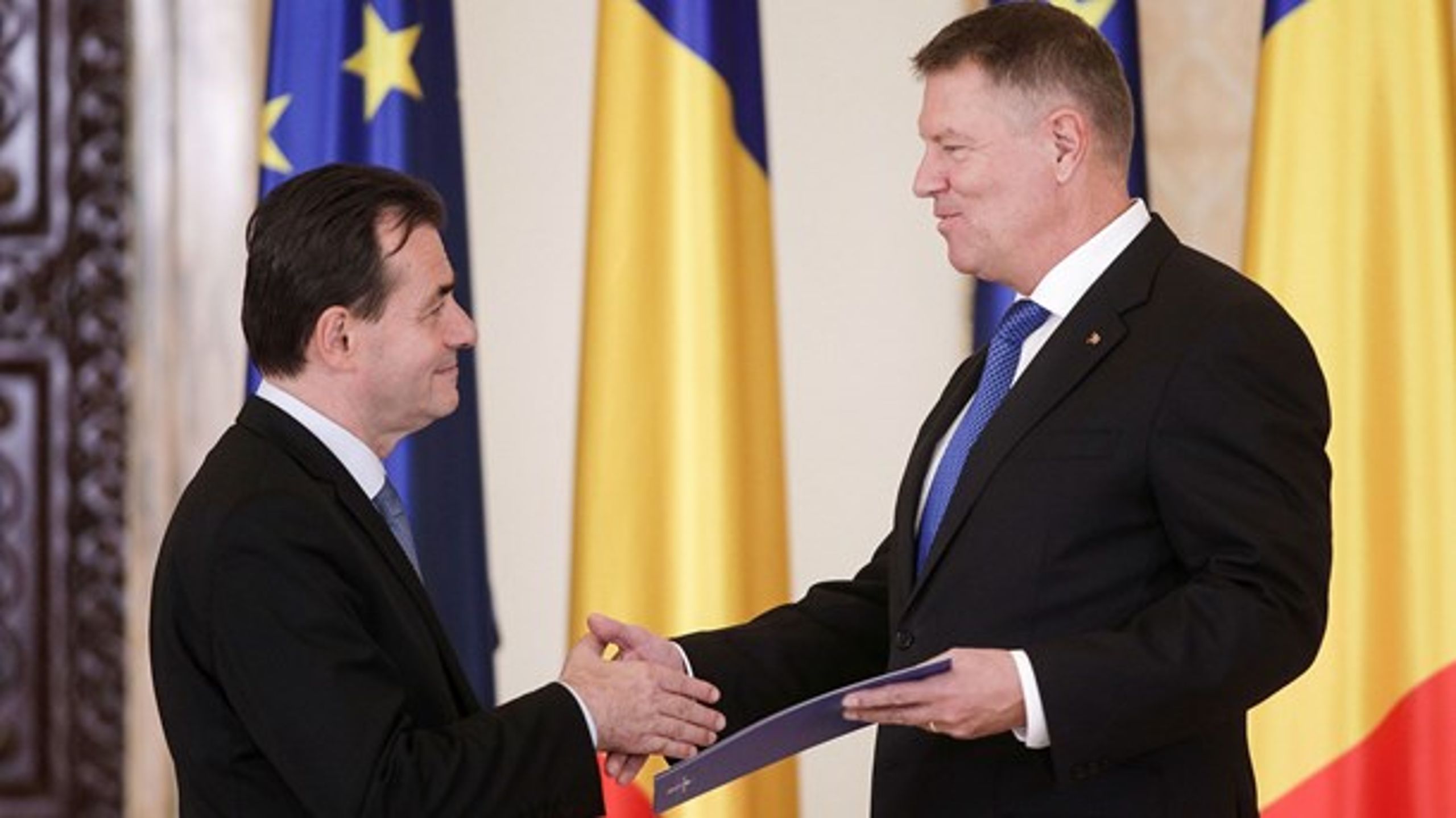 Præsident Klaus Iohannis (t.h.) lykønsker Rumæniens nye regeringsleder, Ludovic Orban, der tiltrådte denne uge.