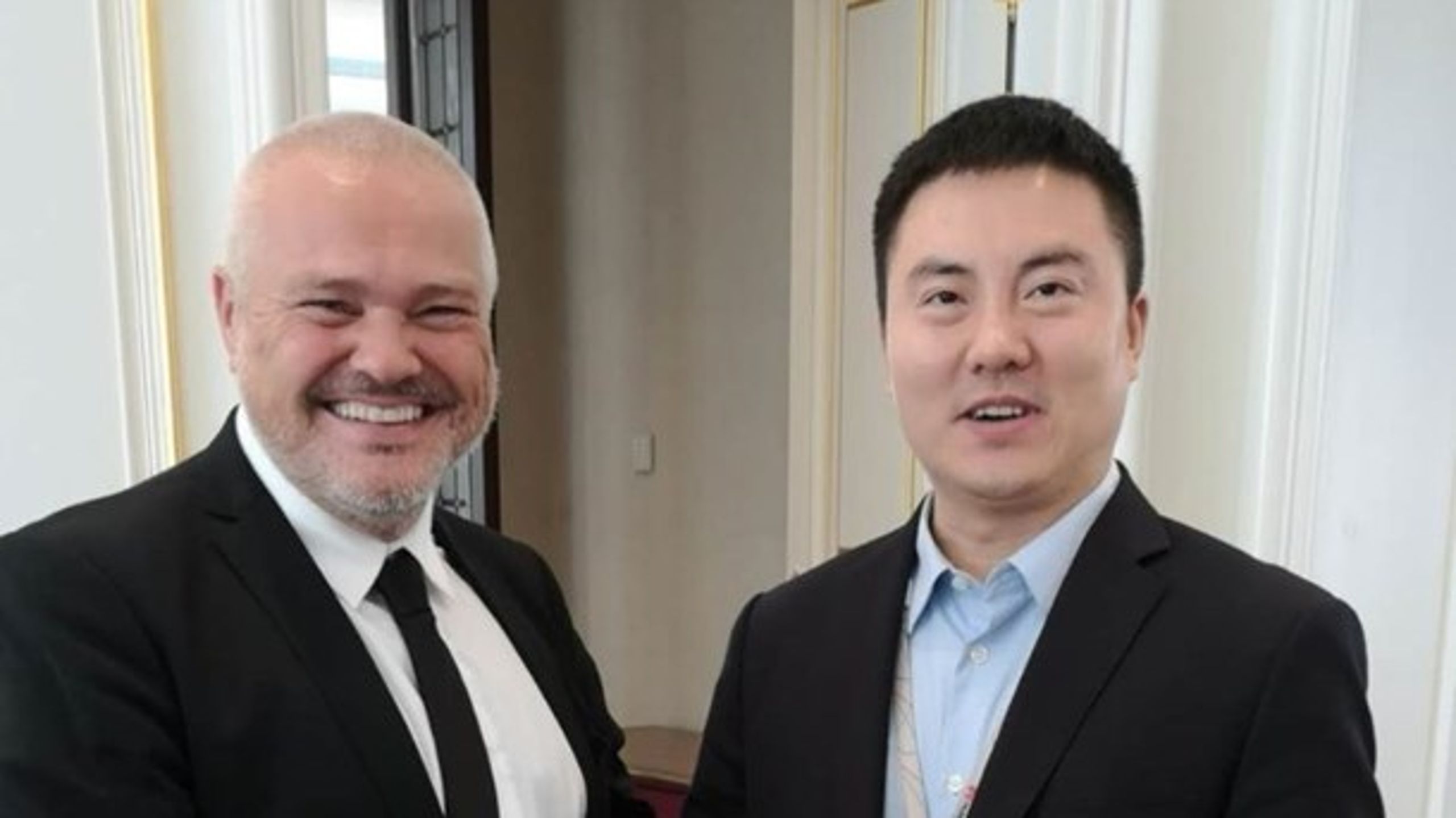 Jan Ziskasen, direktør for Føroya Tele, sammen med Deng Taihua, direktør for Wireless Solutions i Huawei, da selskaberne i oktober 2018 indgik aftale om opstilling af 5G-testudstyret.