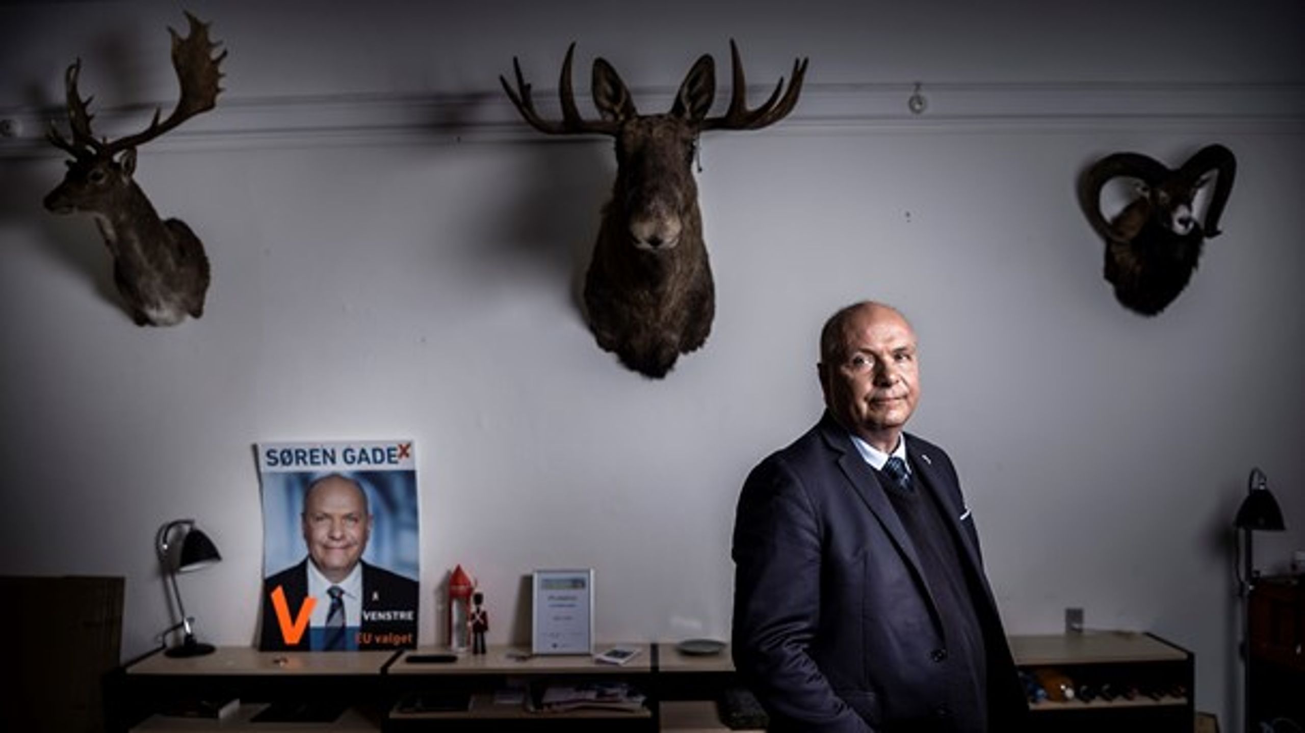Søren Gade ved siden af sin EP-valgplakat.