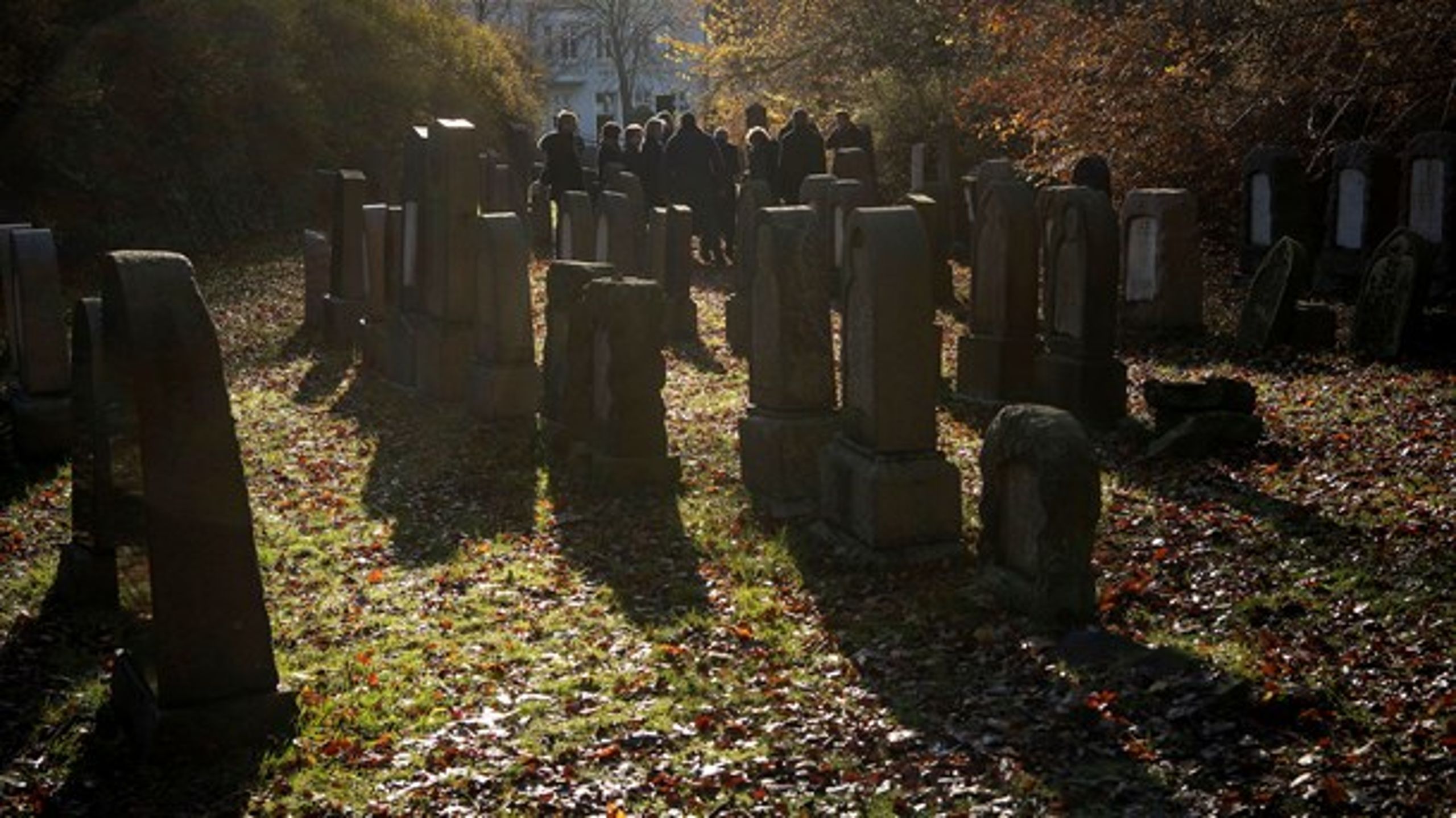 Hvad for et menneske er man, hvis man er i stand til at gå ind på en kirkegård og skænde 84 grave? skriver Jens Christian Grøndahl.