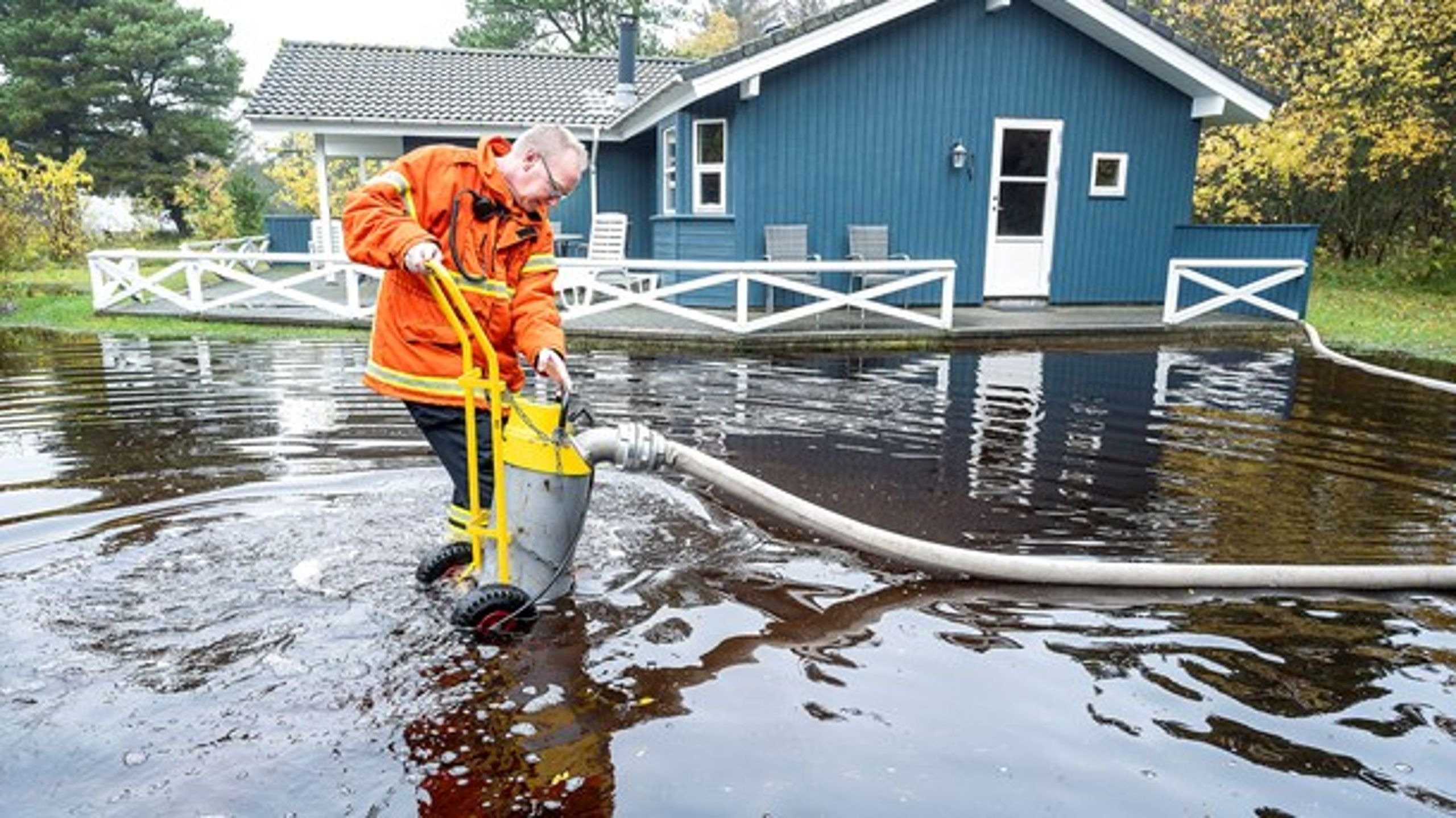 Globale klimaforandringer påvirker også Danmark, for eksempel i form af oversvømmelser, skriver Mattias Söderberg. Her ses nyligt oversvømmede Vejers.