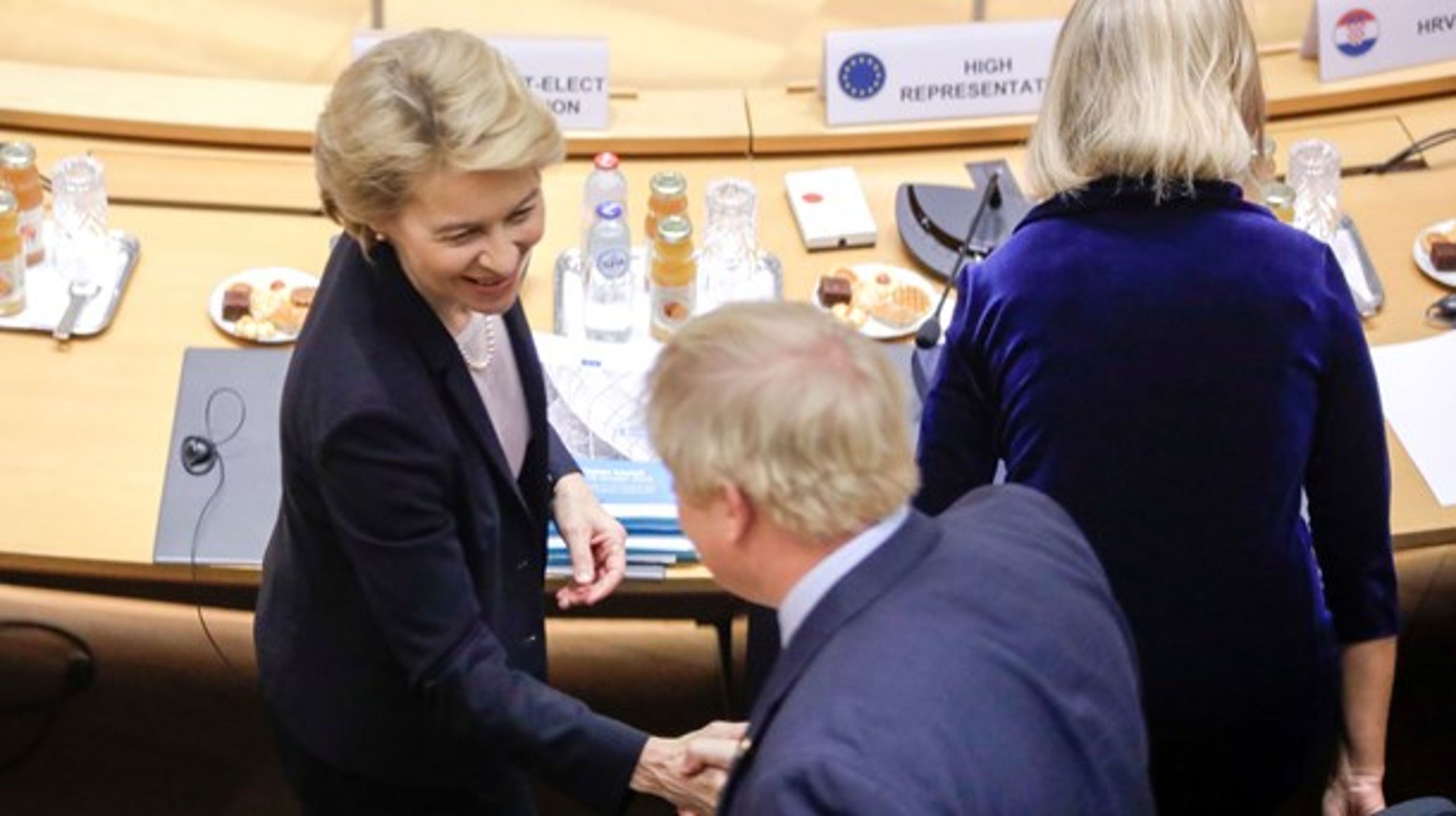 Kommende formand for Kommissionen, Ursula von der Leyen, hilser på Storbritanniens premierminister, Boris Johnson, under et EU-topmøde i oktober.&nbsp;