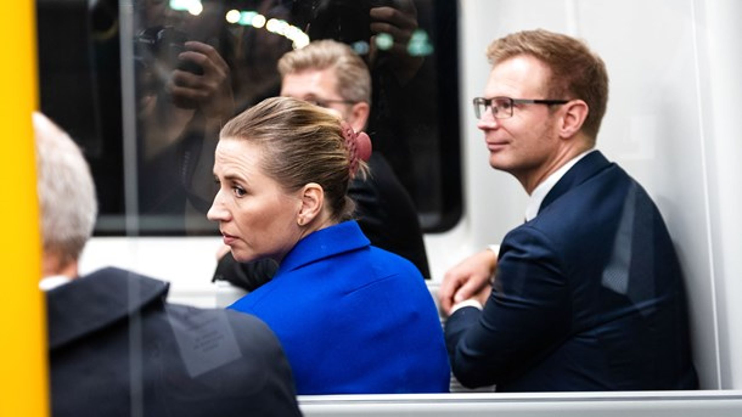 Statsminister Mette Frederiksen (S) og transportminister Benny Engelbrecht (S) kører her første tur på den nye metrolinje. Billigere togbilletter er en dyr måde at hjælpe klimaet på, viser undersøgelse bestilt af regeringen.