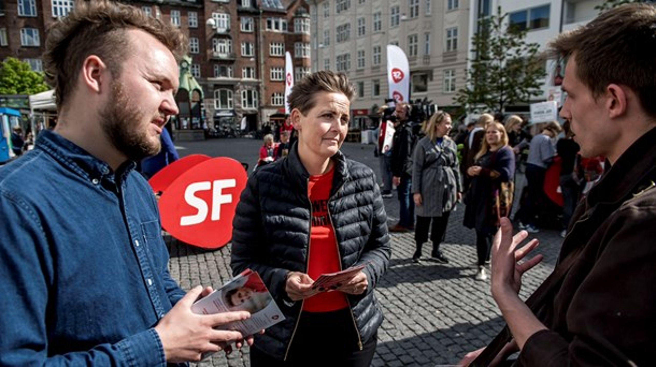 SF's Carl Valentin uddeler foldere med partiformand Pia Olsen Dyhr på Christianshavn Torv under valgkampen. Han vil med nyt forslag gøre det sværere for virksomheder at sende reklamer til folks brevsprækker.