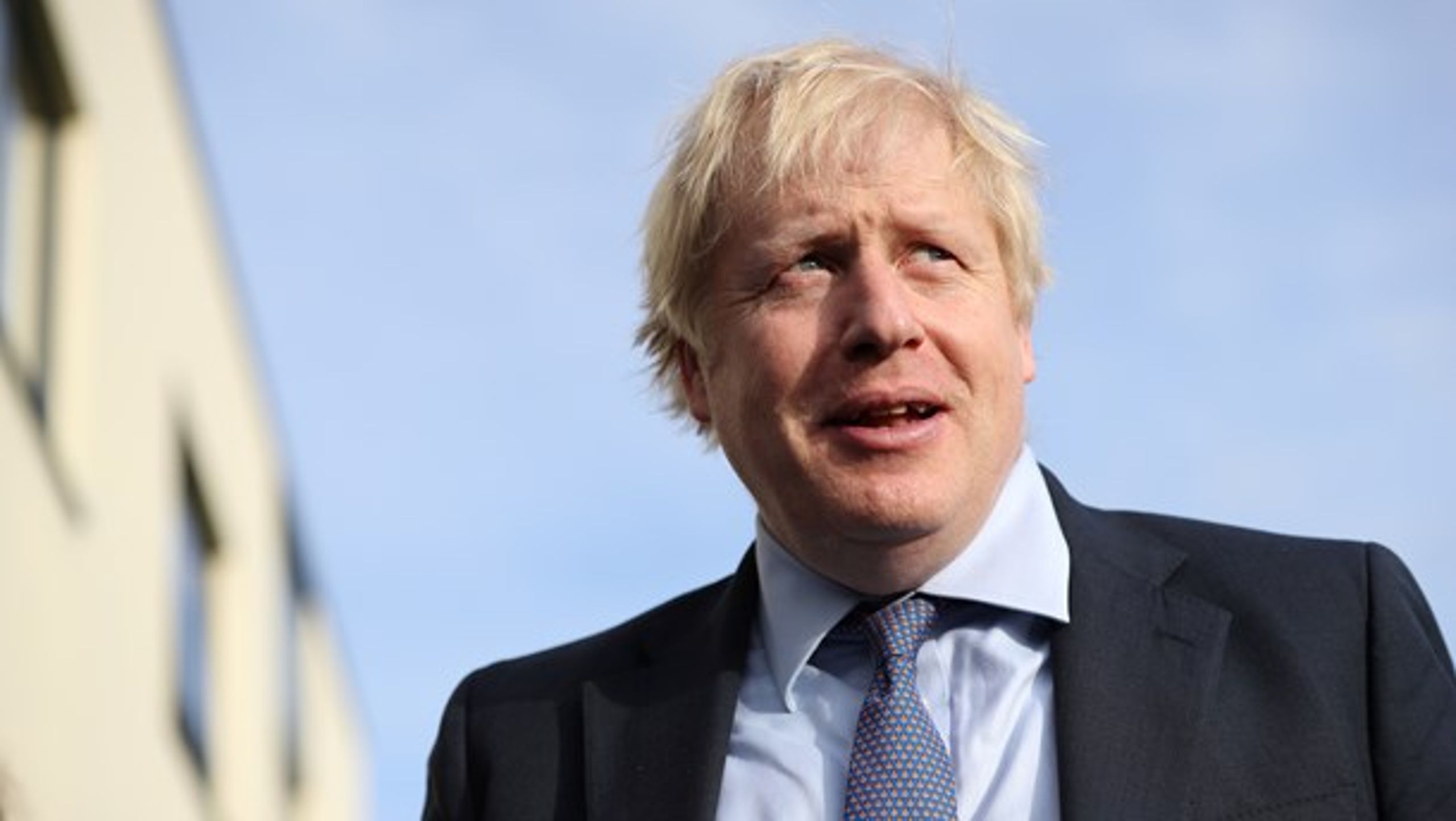 I en ny meningsmåling står Boris Johnsons Konservative Parti til at få flertal i parlamentet.