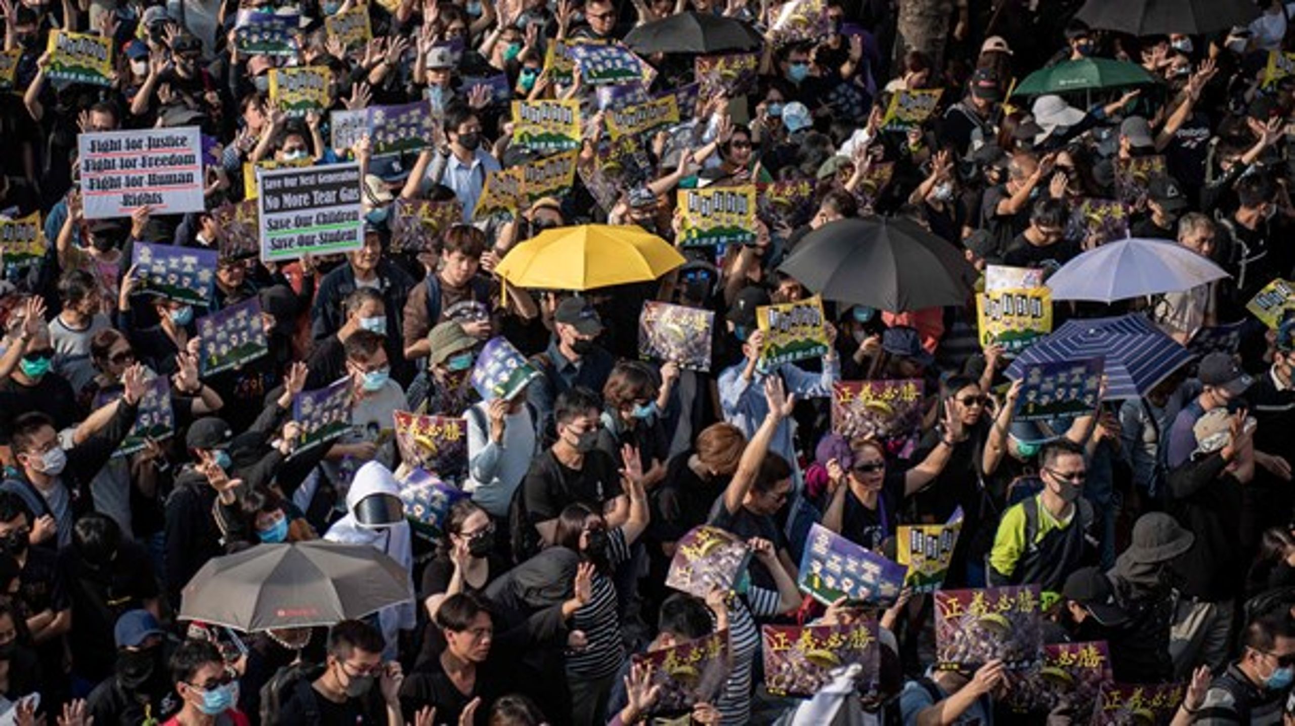 Demonstranter i Hong Kong beskytter sig mod ansigtsgenkendelse med paraplyer, masker, hjelme og laserlys for at undgå at blive arresteret for at kæmpe for demokrati og selvstændighed, skriver&nbsp;Camilla Gregersen.