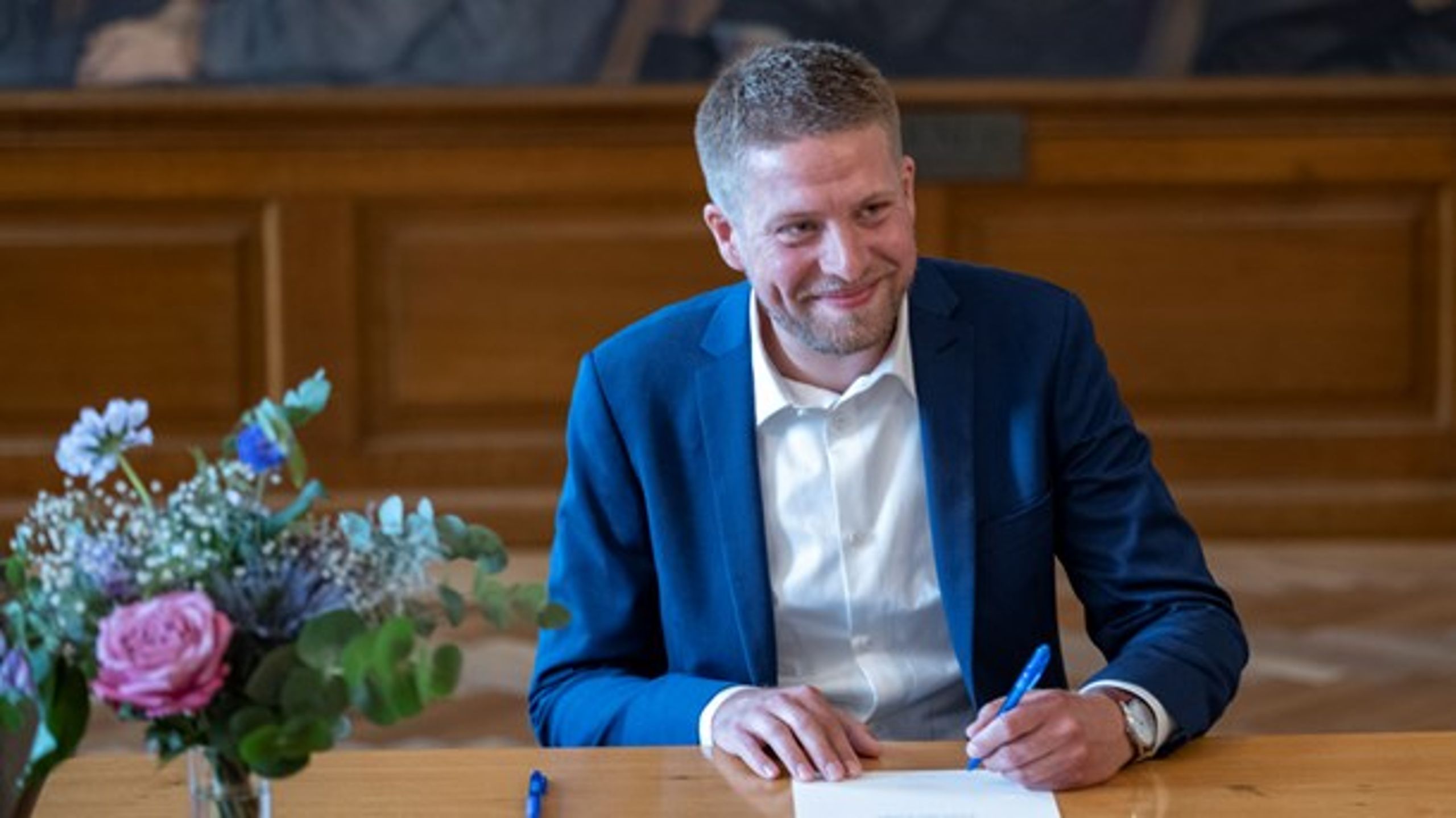 Nyvalgt folketingsmedlem for Socialdemokratiet Kasper Sand Kjær skriver under på, at han vil overholde grundloven.